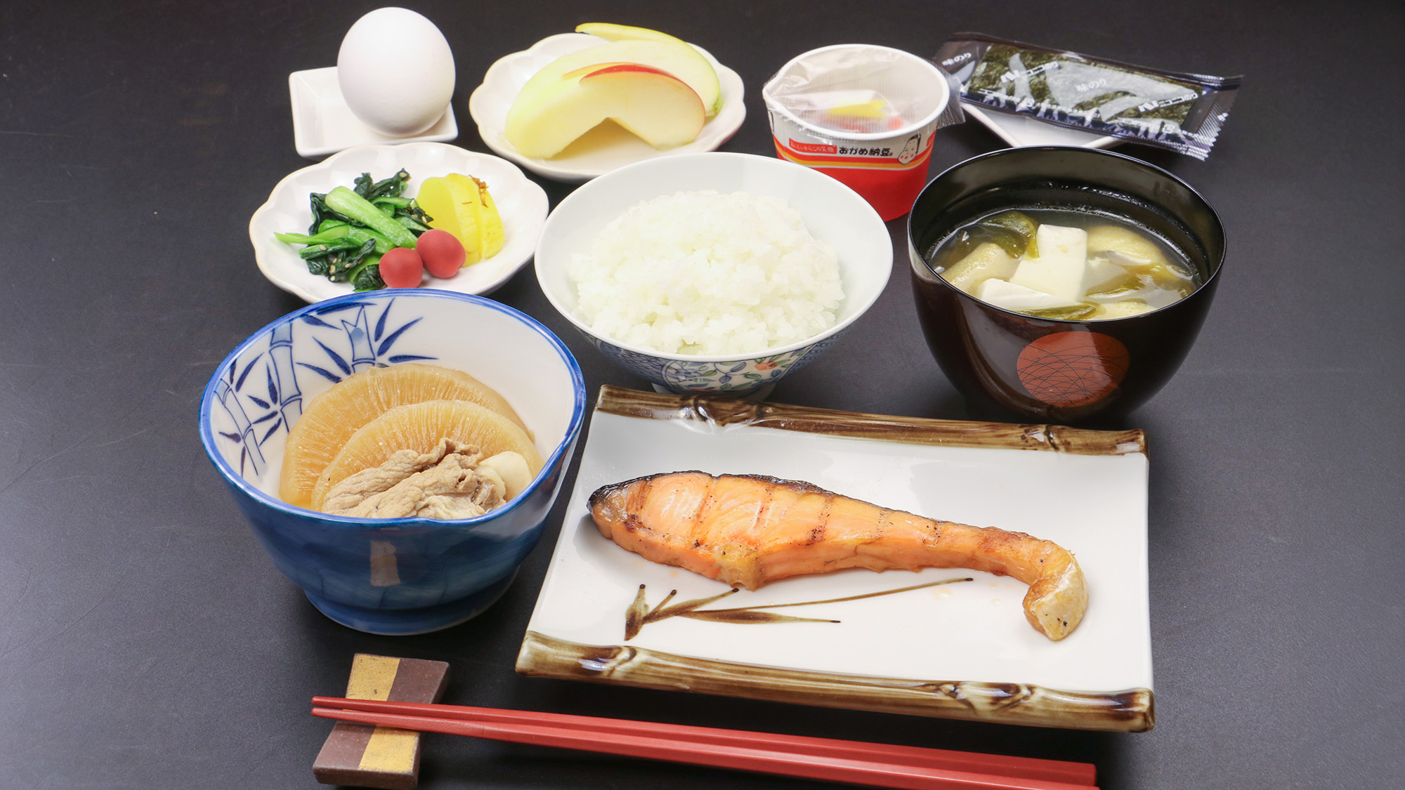 #朝食一例　一汁三菜の基本を大切に、バランスの良いメニューをご提供しております。