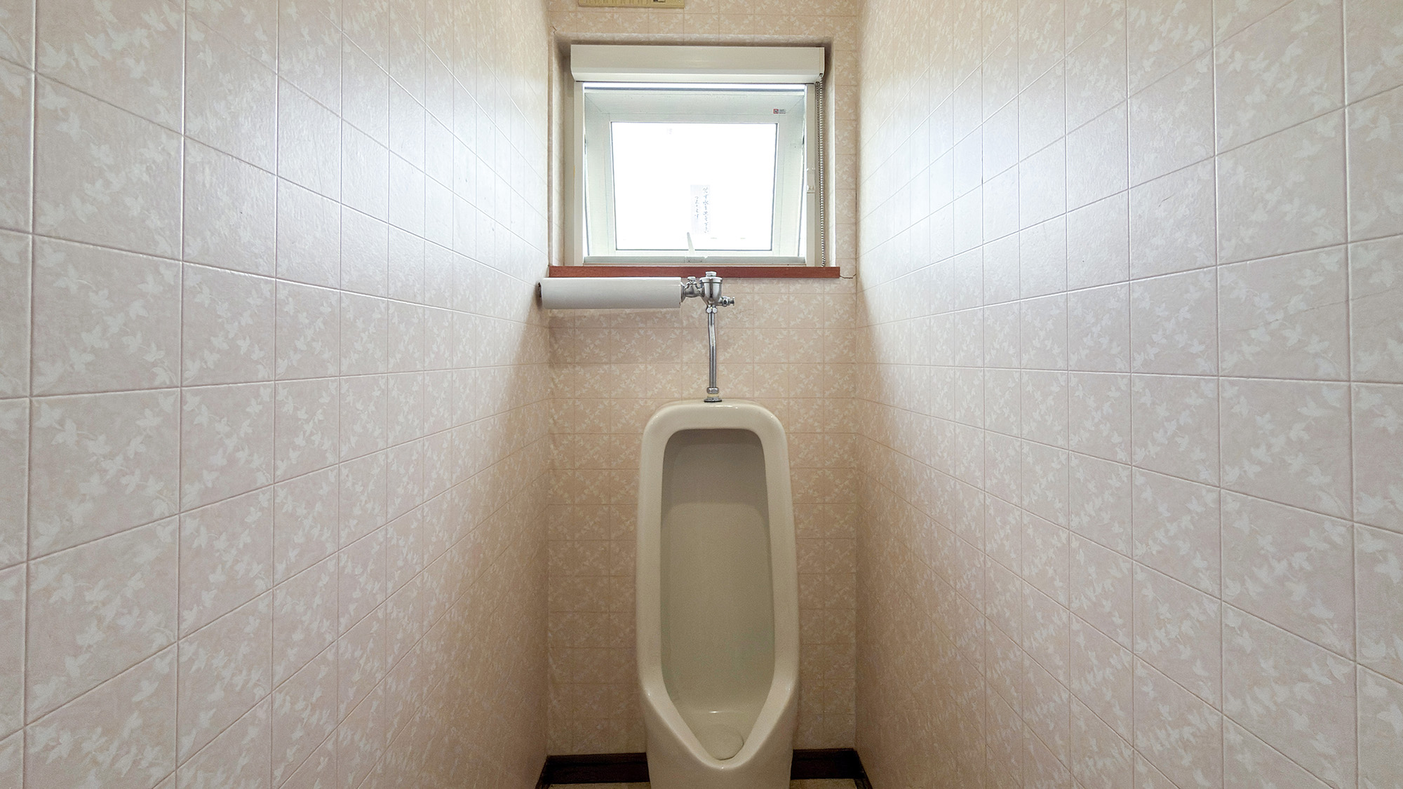 #館内　シンプルで快適な共用トイレ