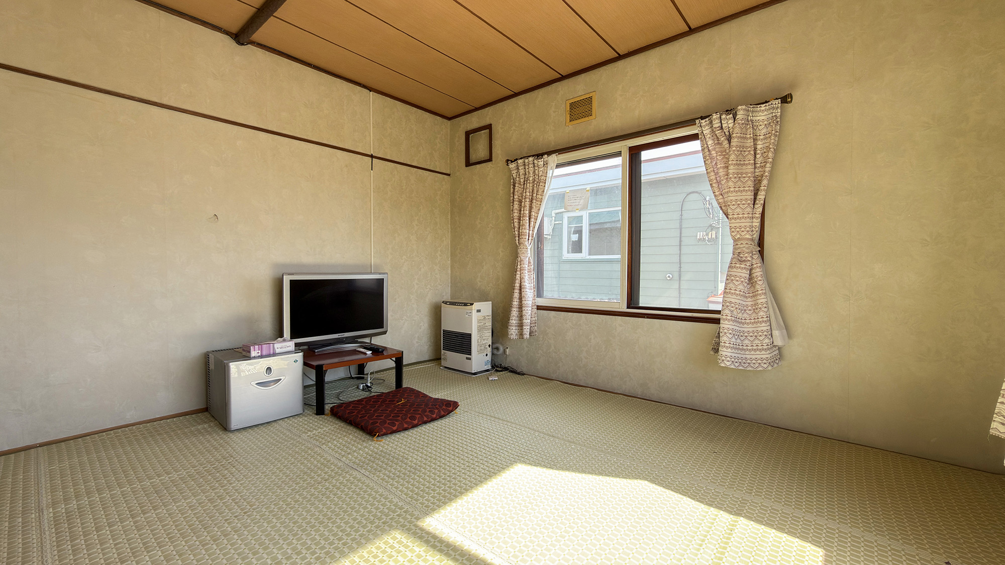 #旧館ゲストルーム（約6畳～8畳）エアコンなし　富良野の風が抜ける心地よいお部屋