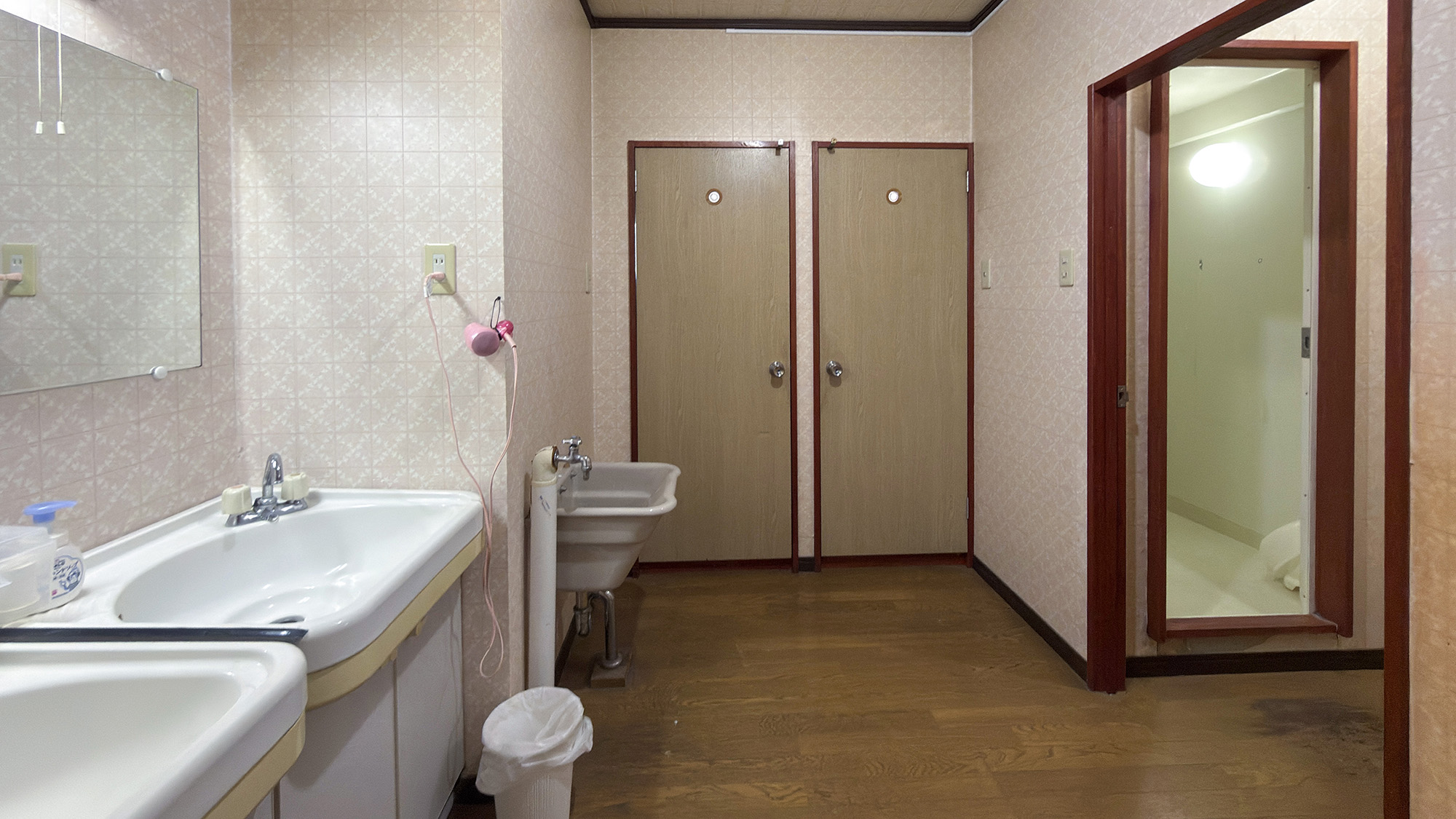 #館内　1階に2か所、2階に1か所お風呂がございます