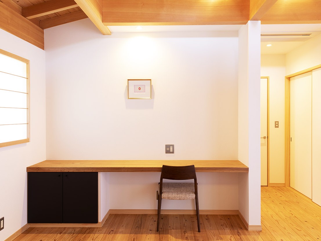 【露天風呂付客室】令月：ベッドルームデスク