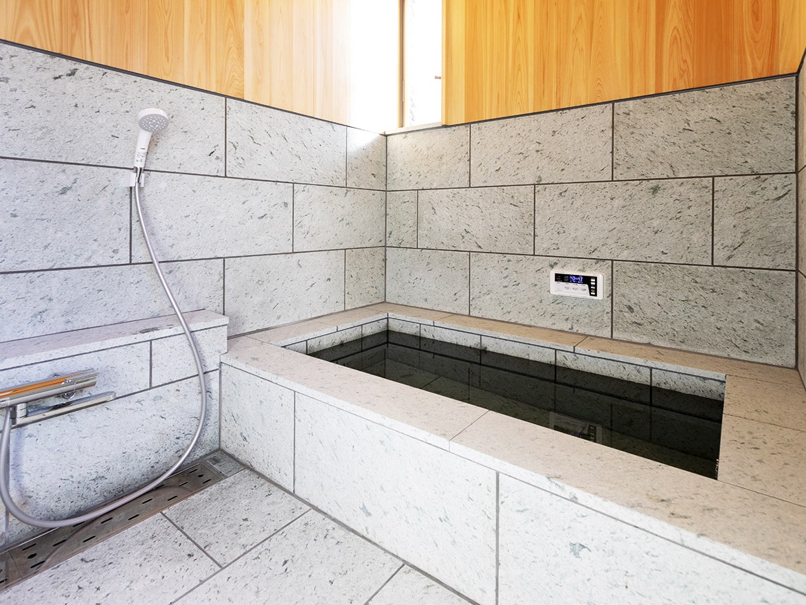 【露天風呂付客室】令月：（内風呂）