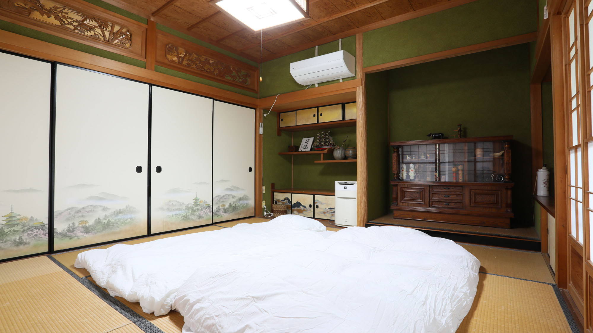 【離れ＿ファミリールーム】ふすまで仕切れる２間続きです。*