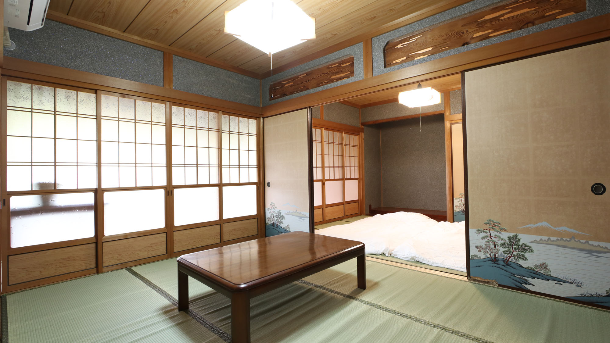 【向かい＿客室】ふすまで仕切れます。2名～8名まで一緒に泊まれます *
