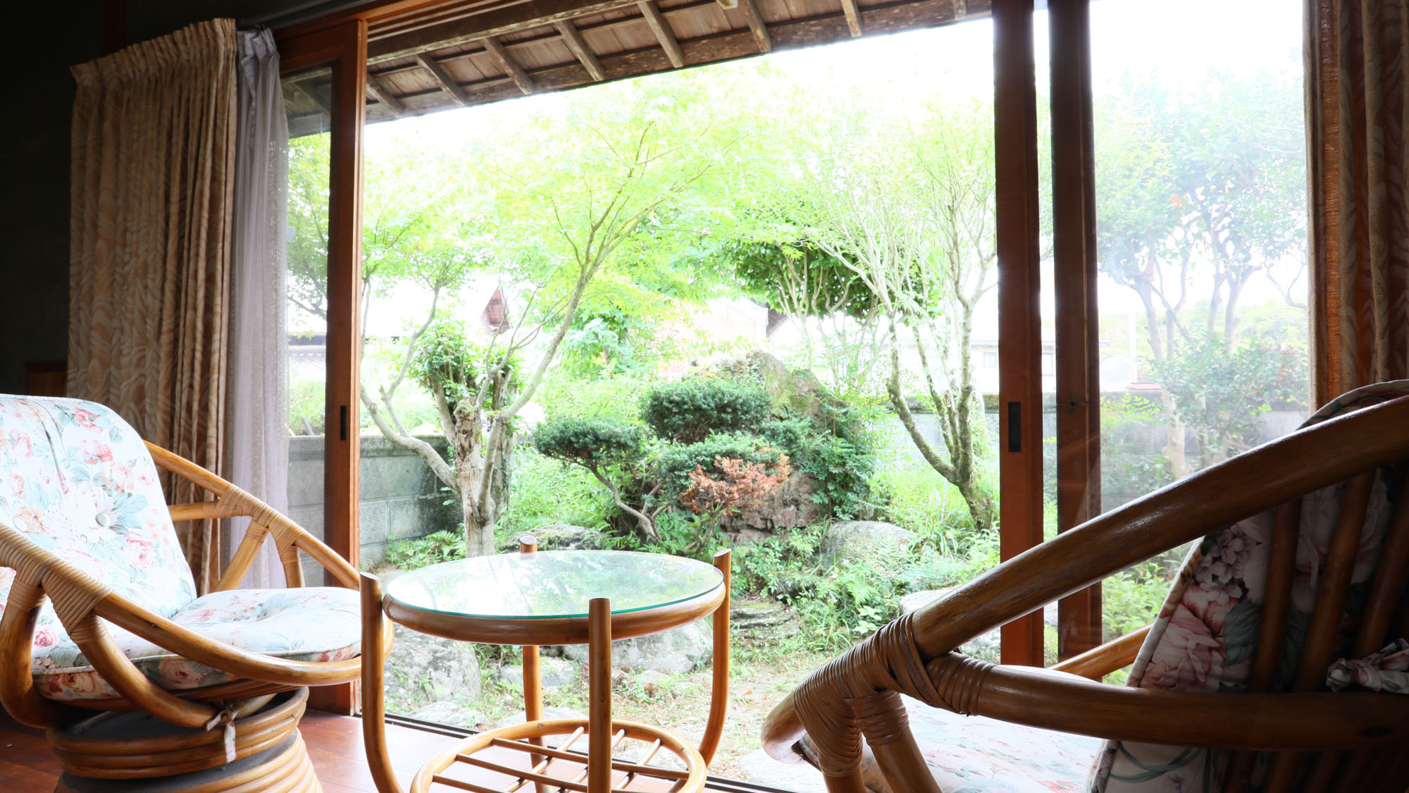 【離れ＿ファミリールーム】ふすまで仕切れる２間続きです。*