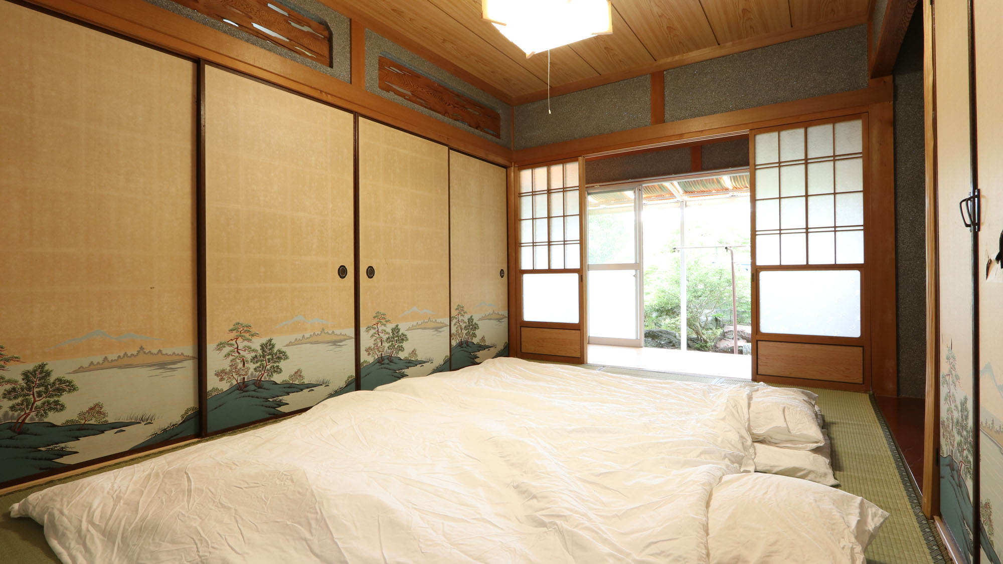 【向かい＿客室】ふすまで仕切れます。2名～8名まで一緒に泊まれます *