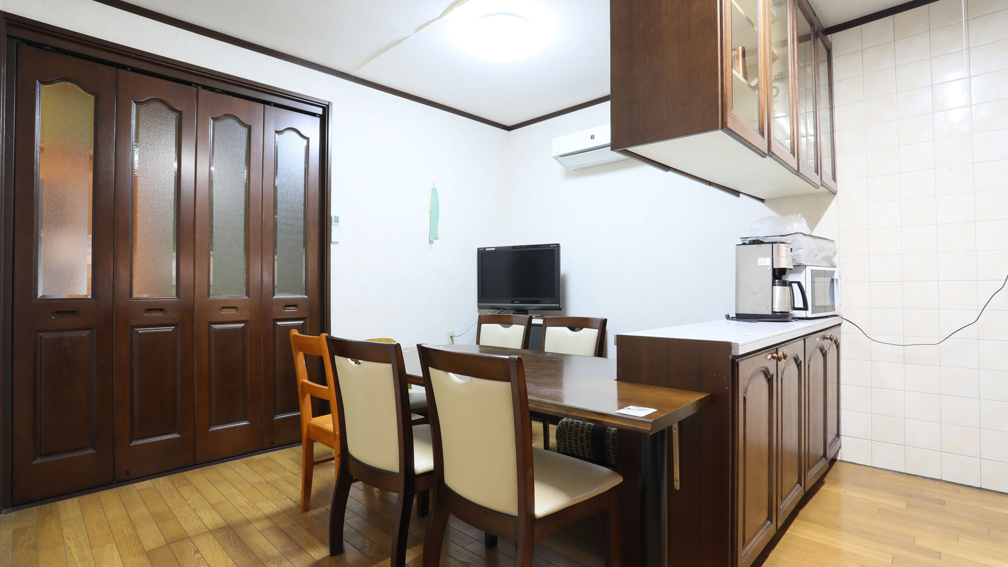 【向い＿キッチン】調理器具一式揃っているのでご自由に料理できます。*