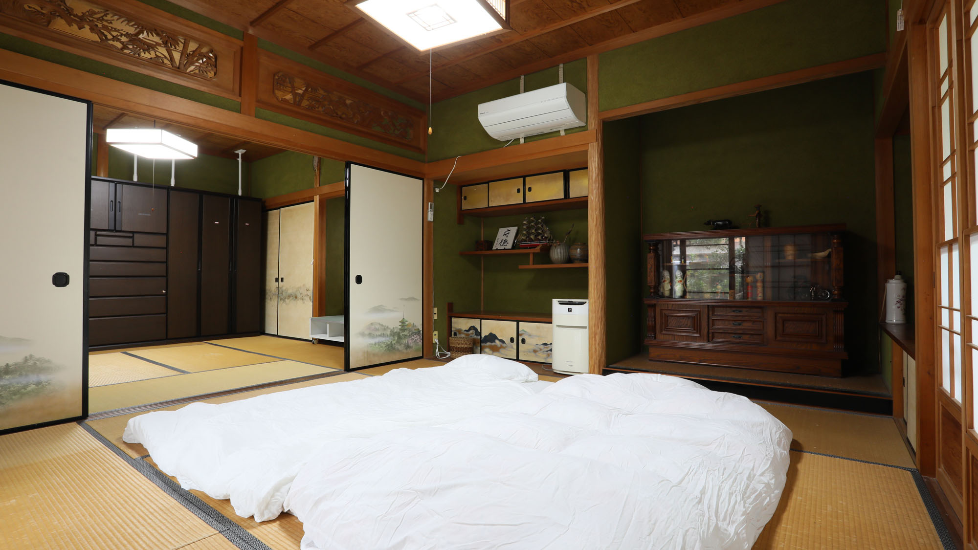 【離れ＿ファミリールーム】ふすまで仕切れる２間続きです。*