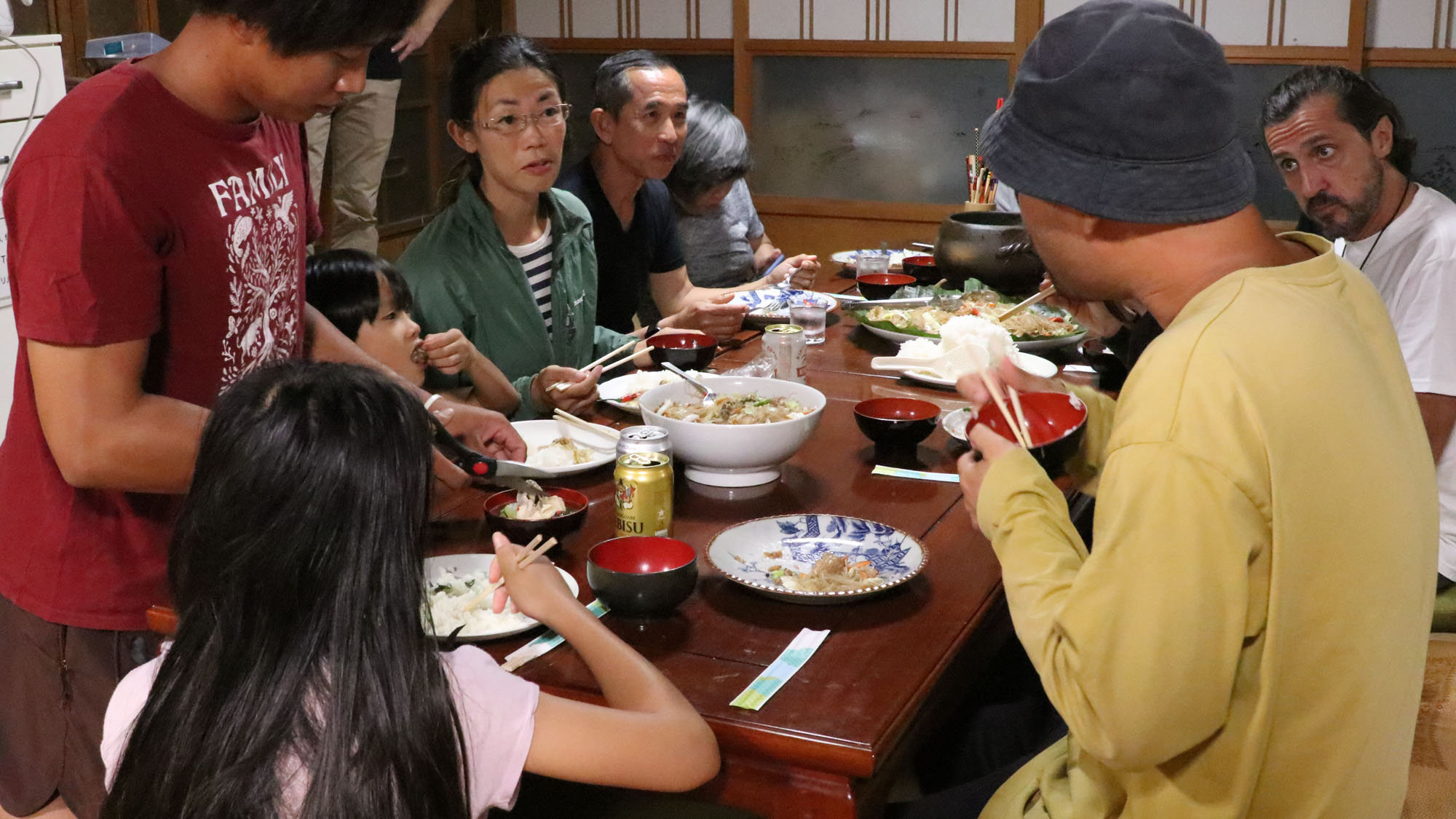 【夕食風景】オーナーも宿泊者もみんなで仲良くワイワイ♪