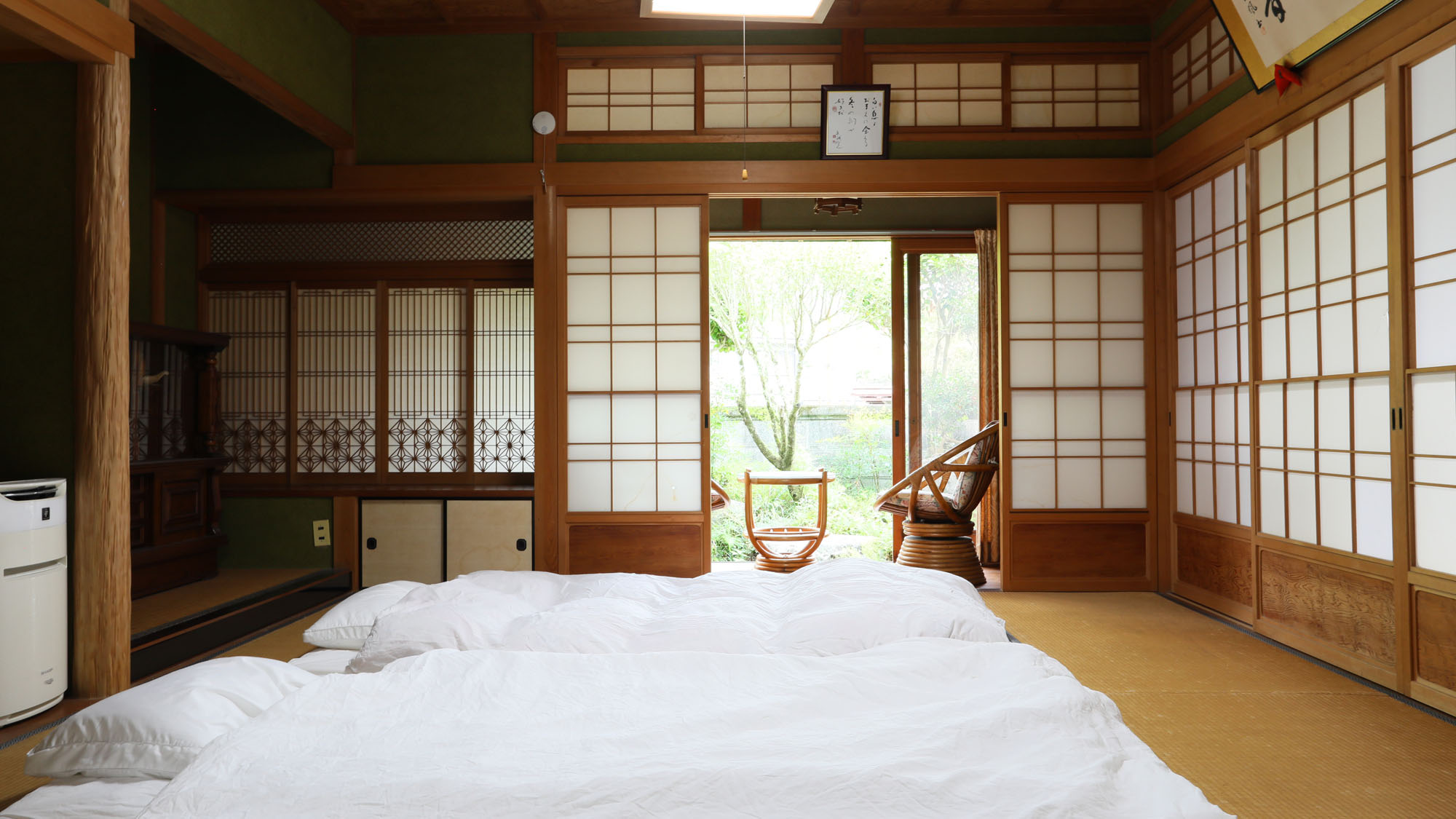 【離れ＿ファミリールーム】ふすまで仕切れる２間続きです。*