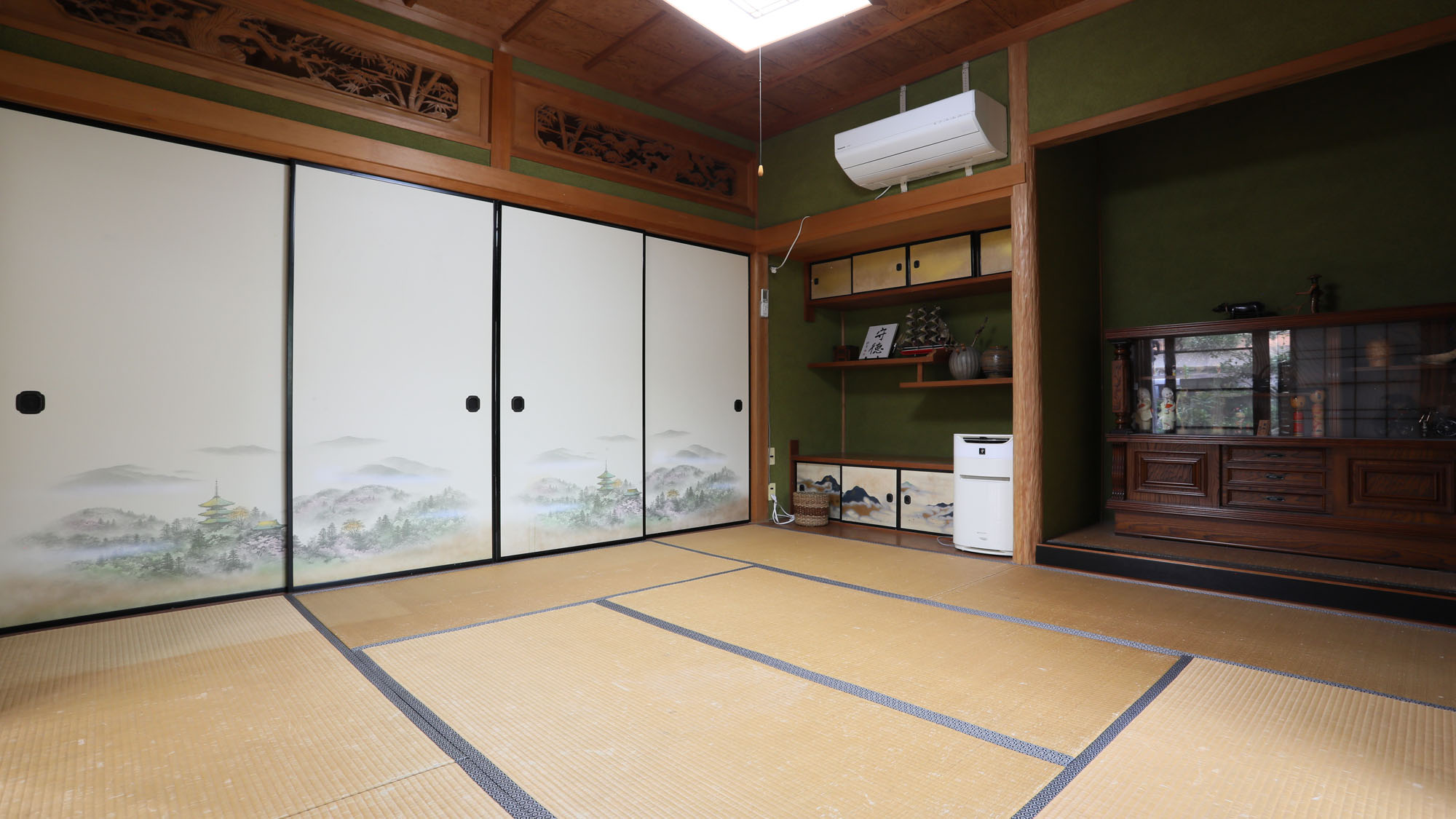 【離れ＿ファミリールーム】ふすまで仕切れる２間続きです。*