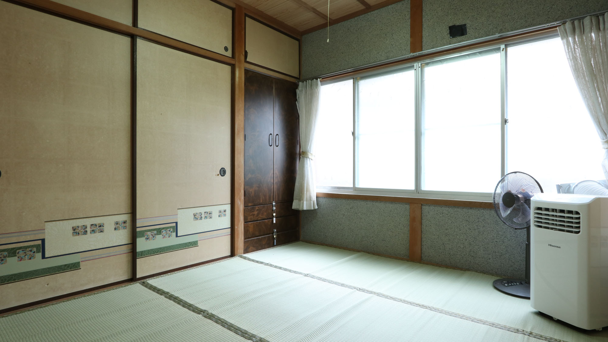 【向かい＿客室】ふすまで仕切れます。2名～8名まで一緒に泊まれます *