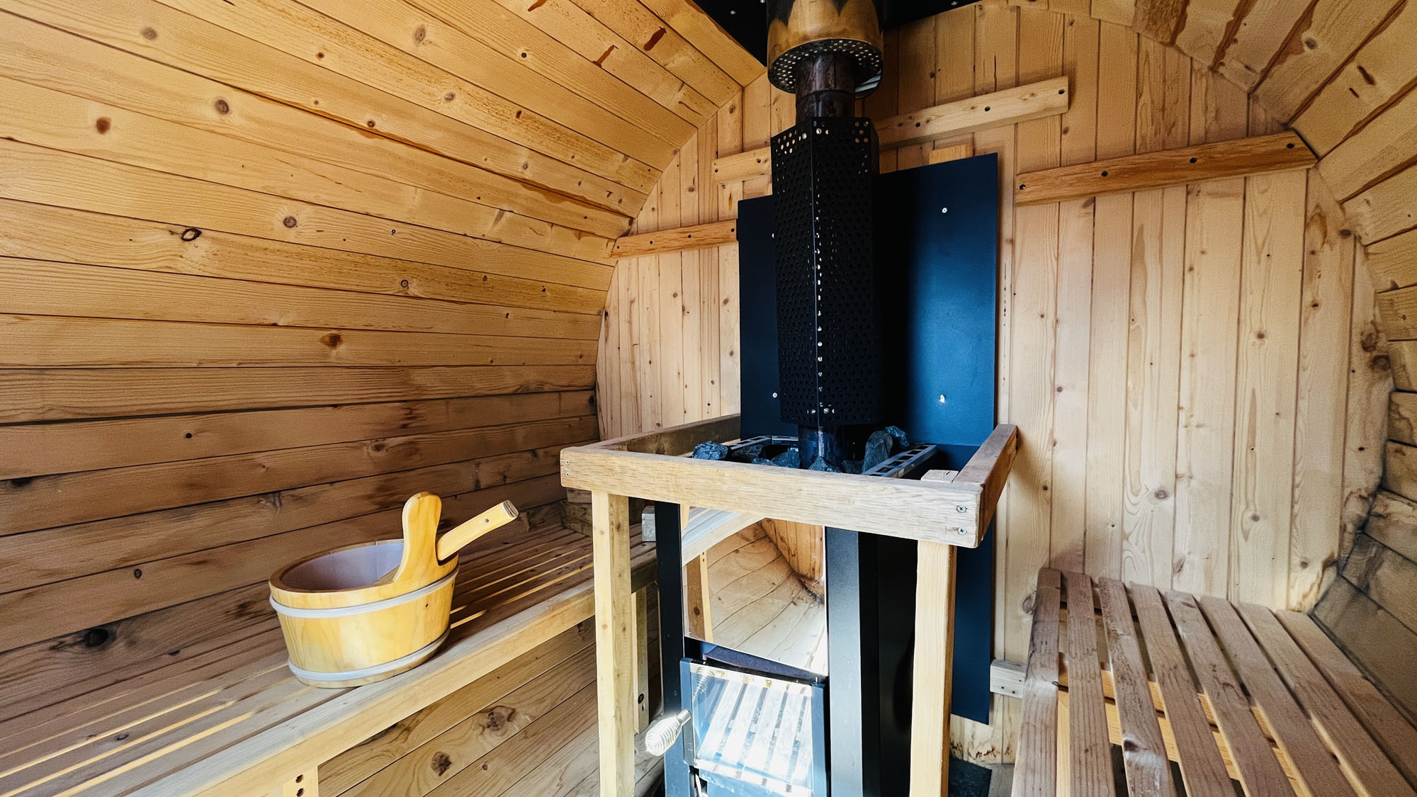 施設_薪ストーブの本格バレルサウナ*