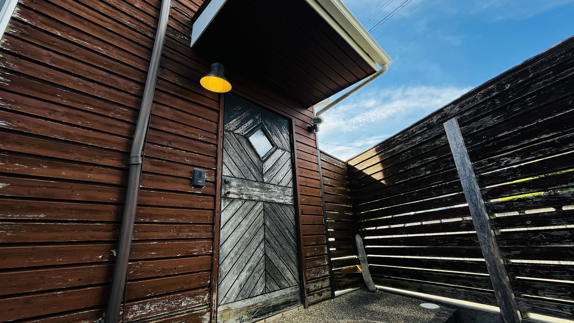 施設_建物玄関外*