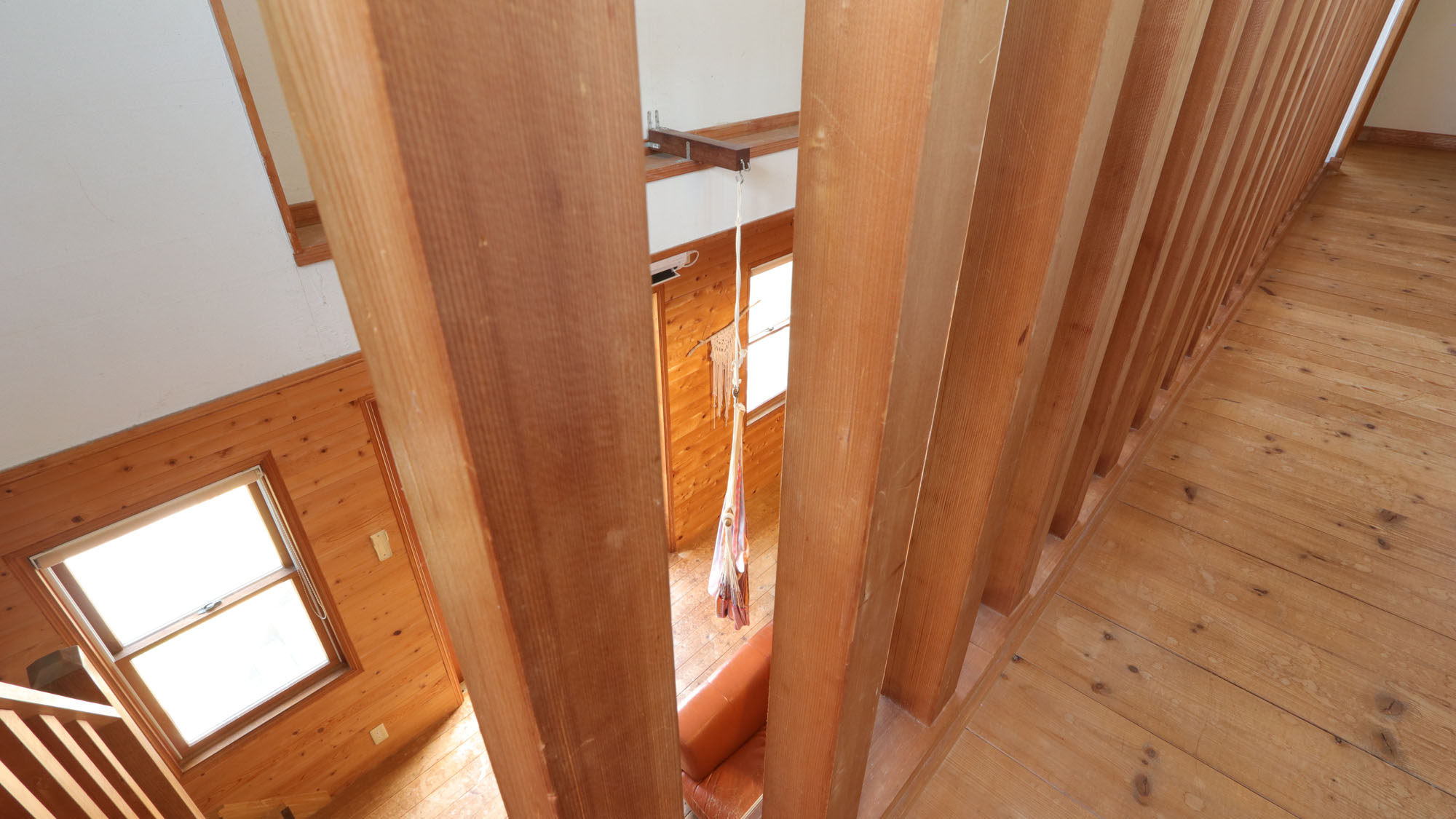 施設_2F廊下。開放感のある吹き抜け *