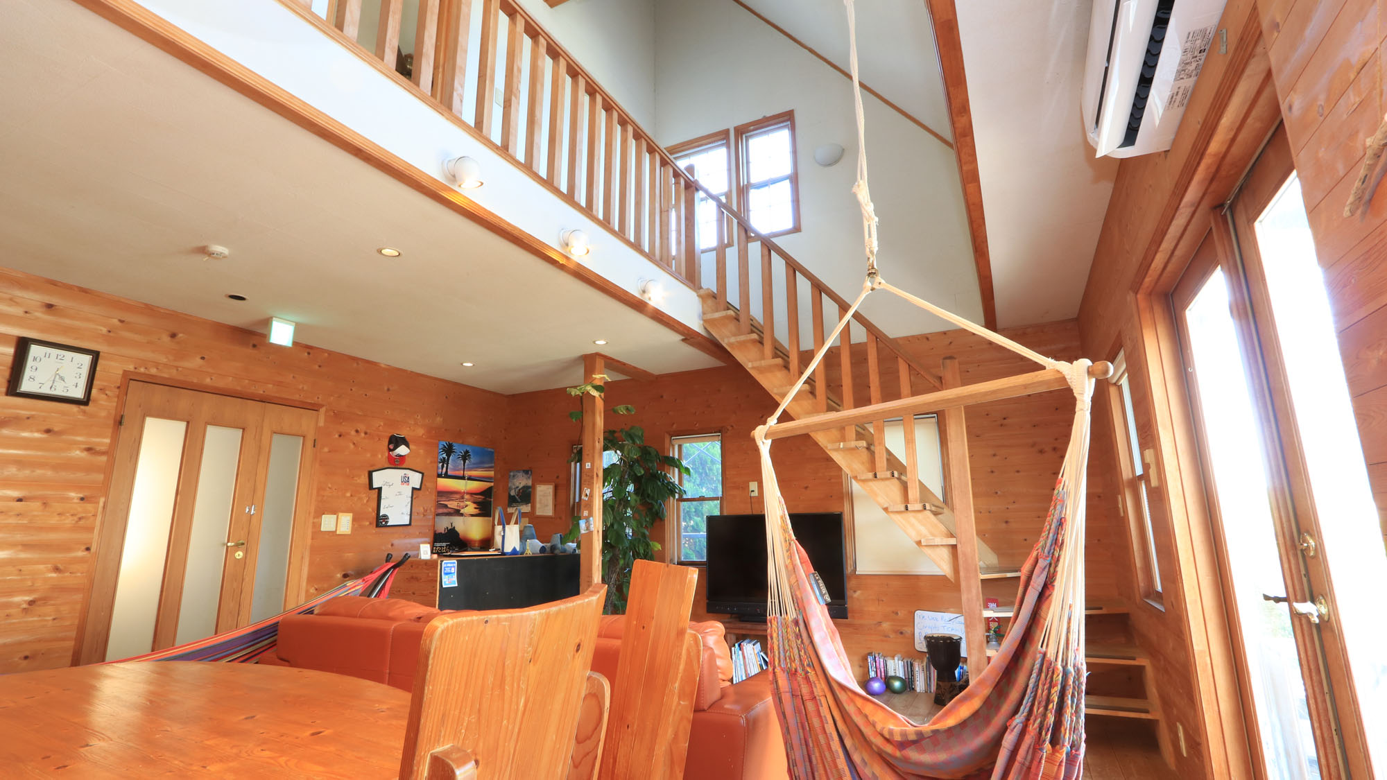 施設_共用リビングは吹き抜けで開放感のある造り*