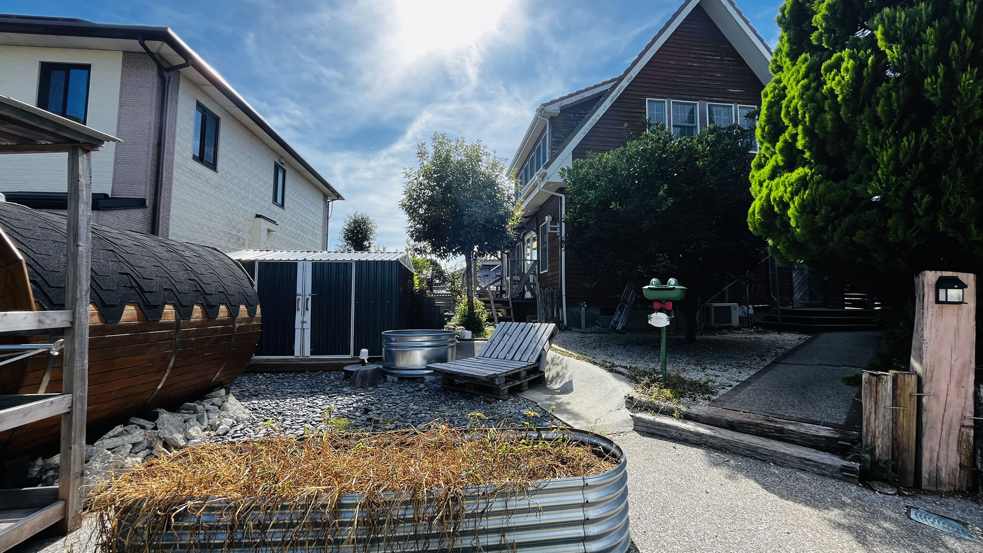 施設_建物外にはバレルサウナと水風呂あり*