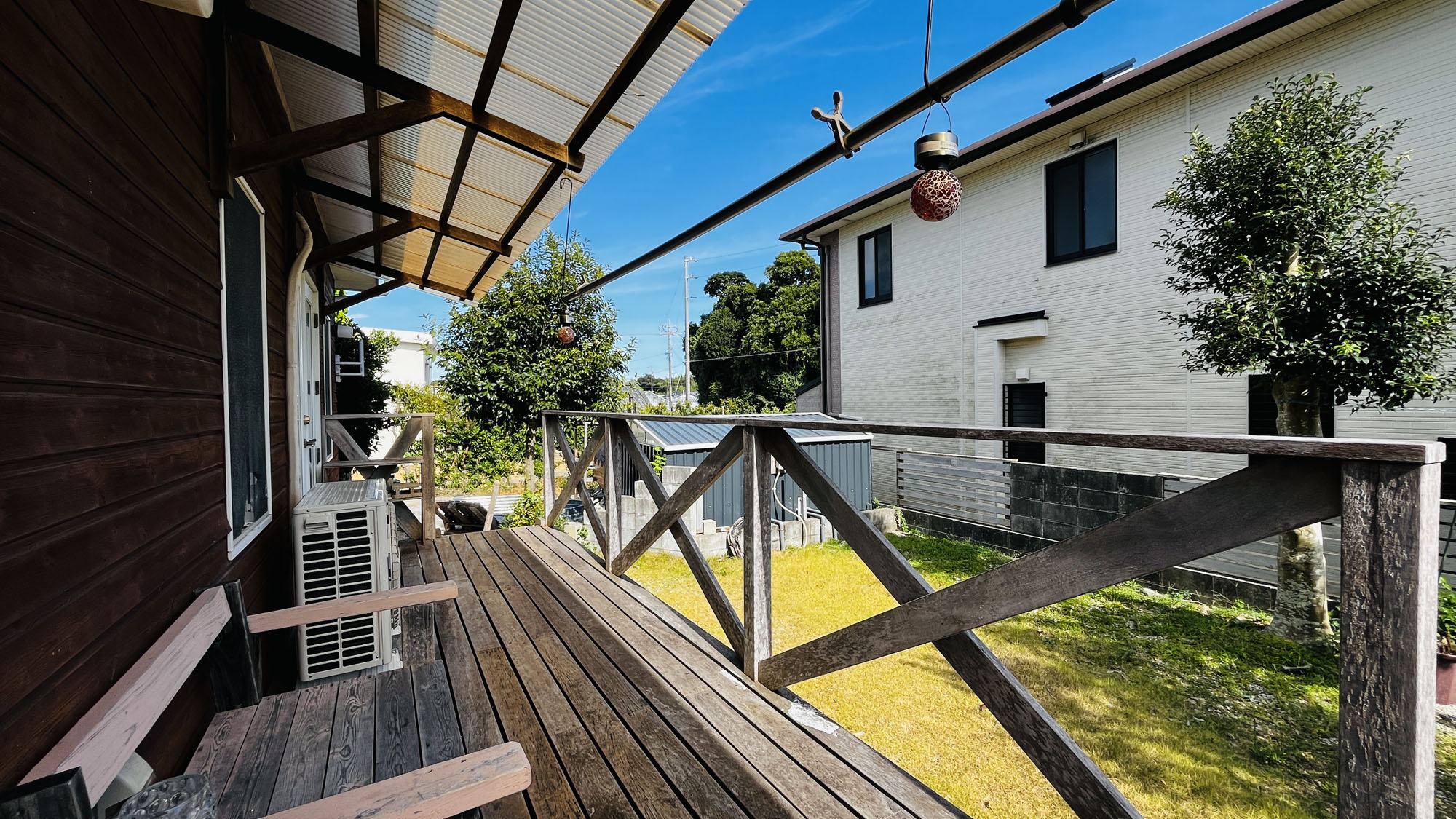 施設_リビング外にはデッキと小さなお庭 *