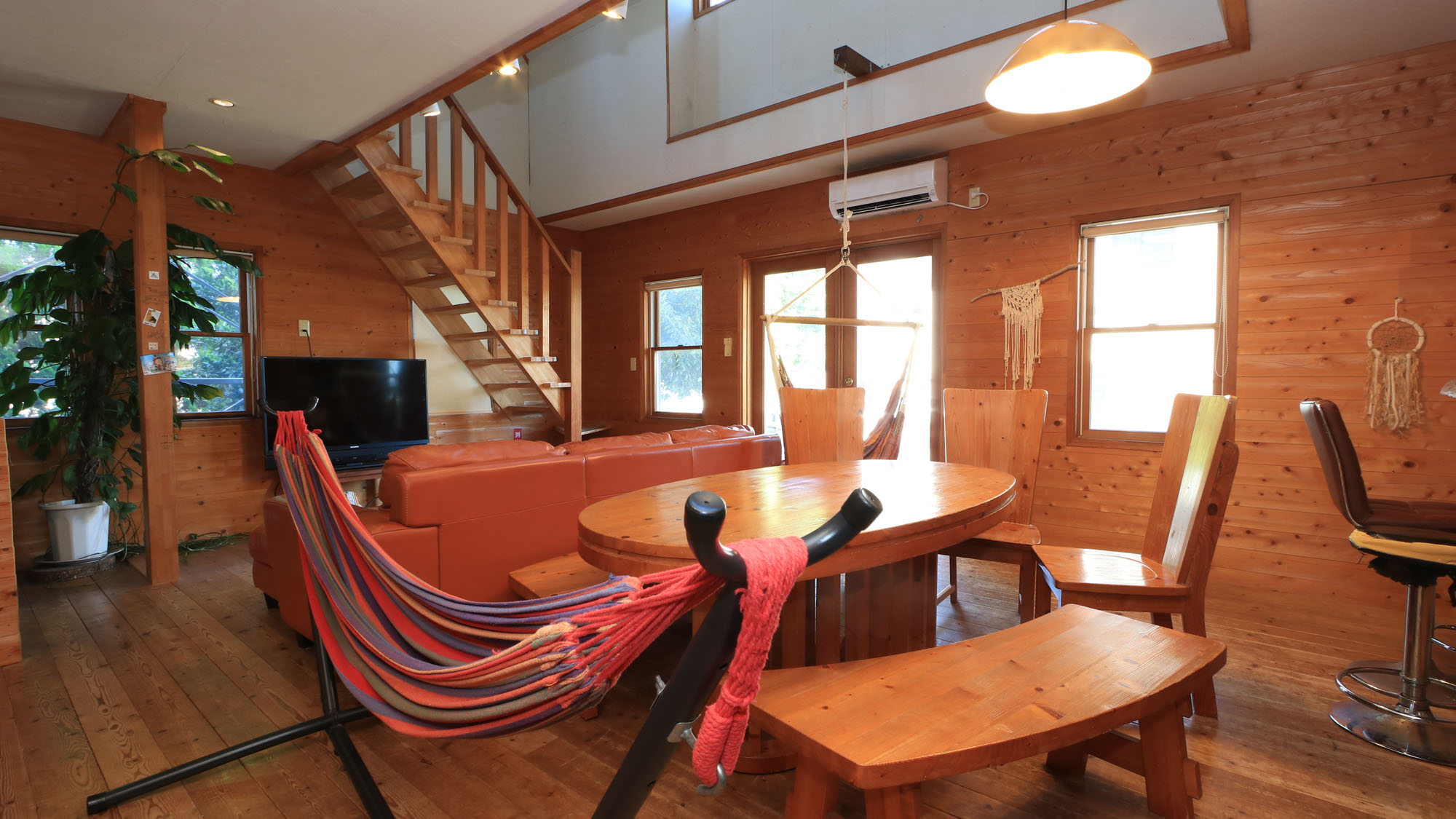 施設_共用リビングとゆらゆらハンモック*