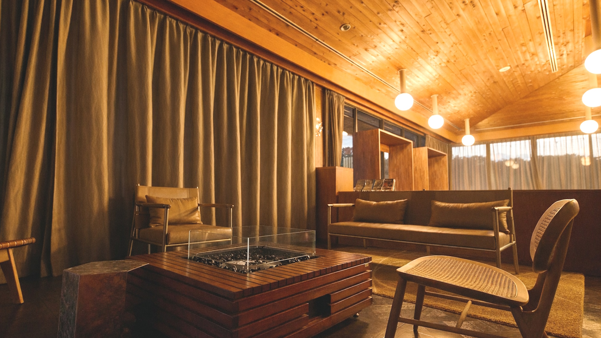 【だんラウンジ】だんらんをイメージしたラウンジ。夜の雰囲気は温かみがあります。