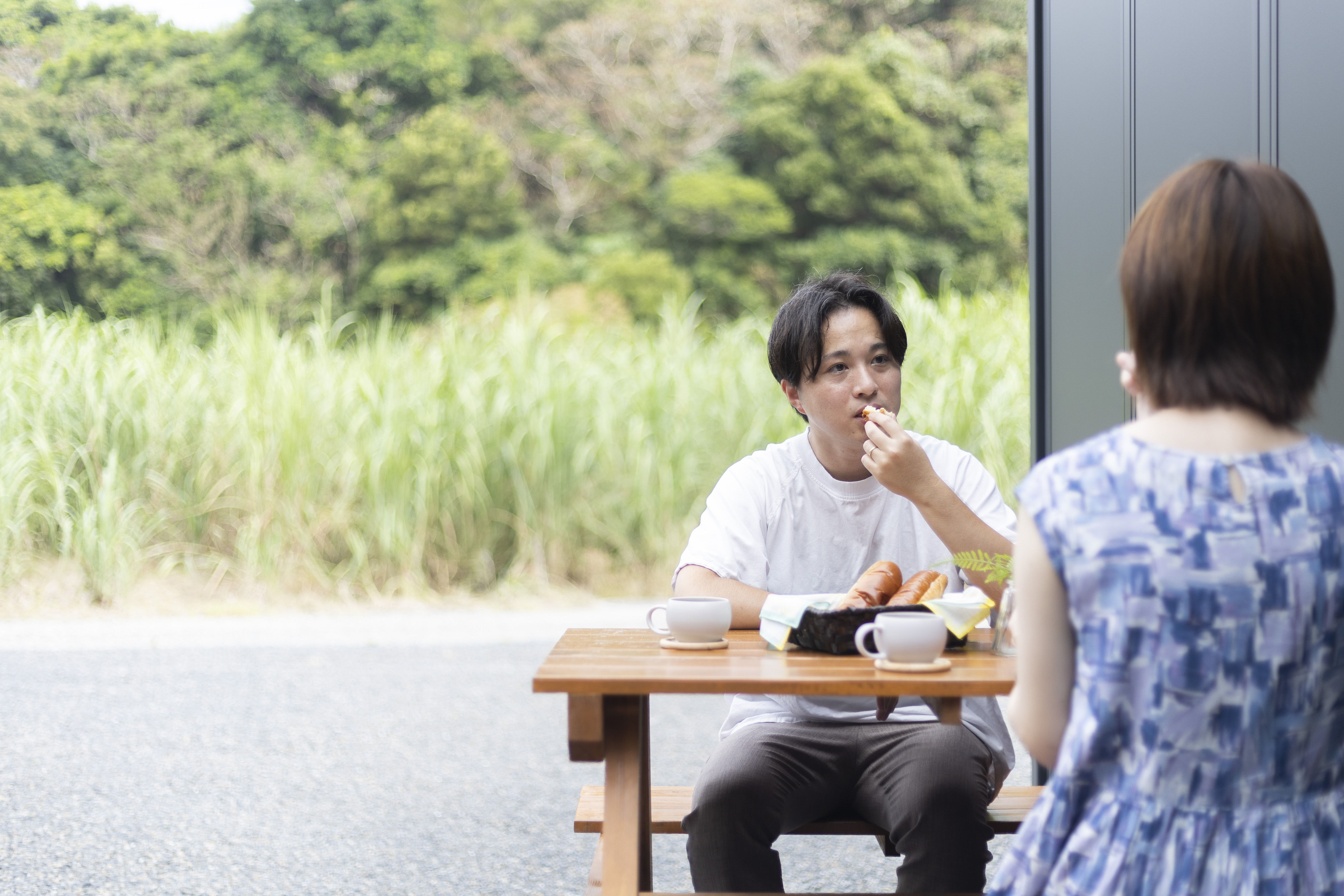 お部屋の外にはウッドデッキを設置しております。 ウェルカムコーヒーやお持込みいただいたご飲食物をお外でお楽しみください。