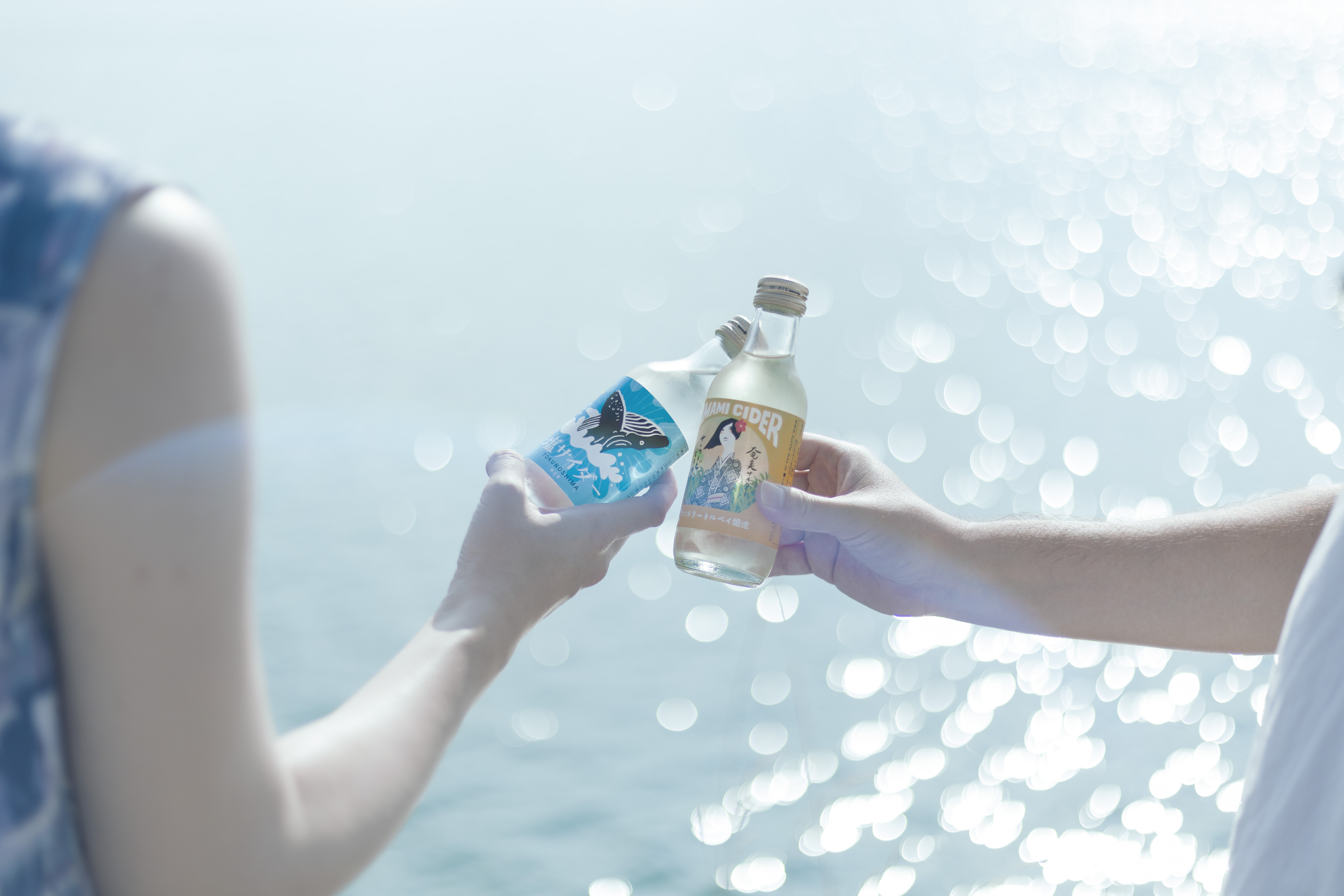 奄美のご当地サイダーを片手に海辺で乾杯！