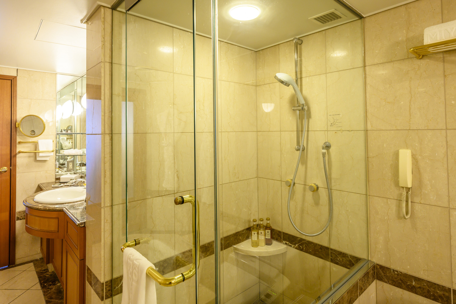 シャワーブース（ロイヤルスイート）