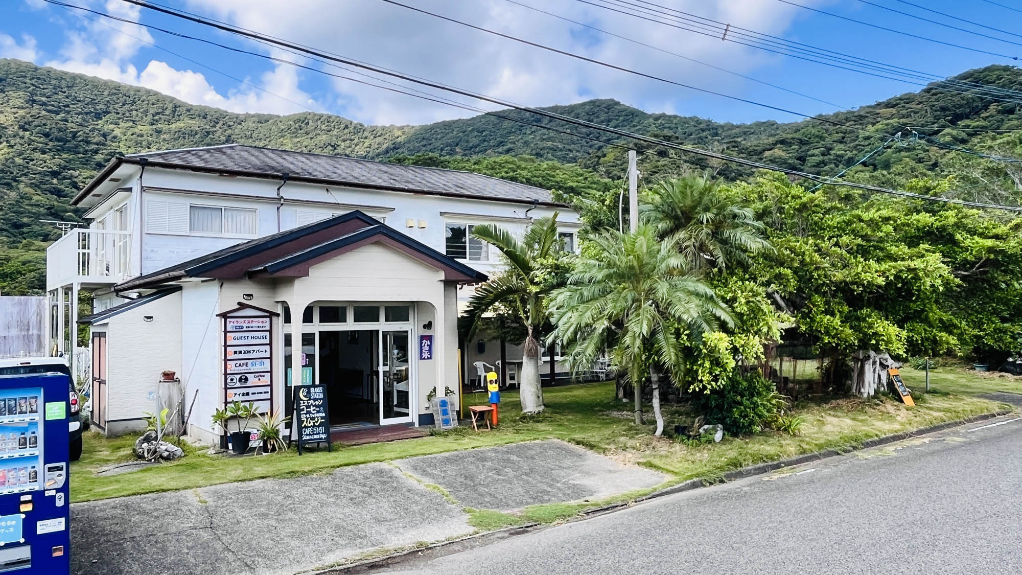 ガジュマルの木とカフェ看板が目印です　