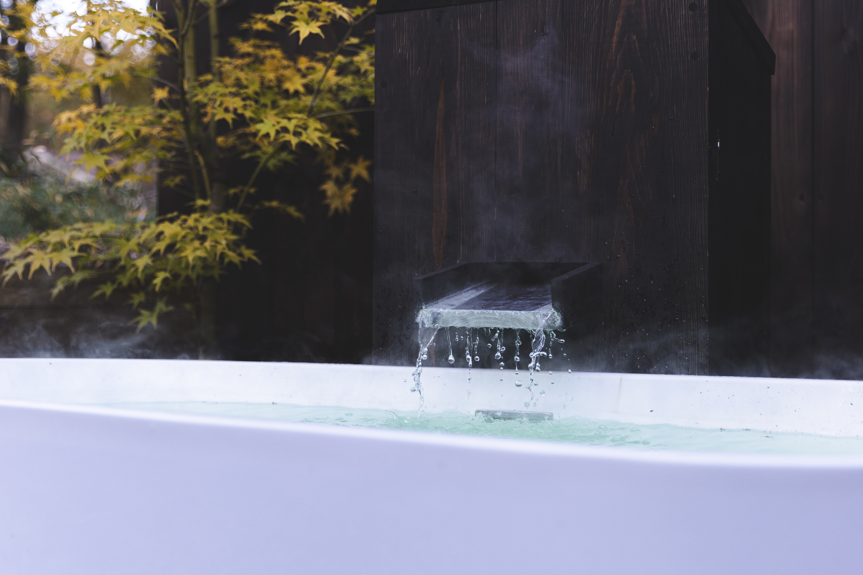 客棟付き温泉露天風呂 那須の硫黄泉が流れます