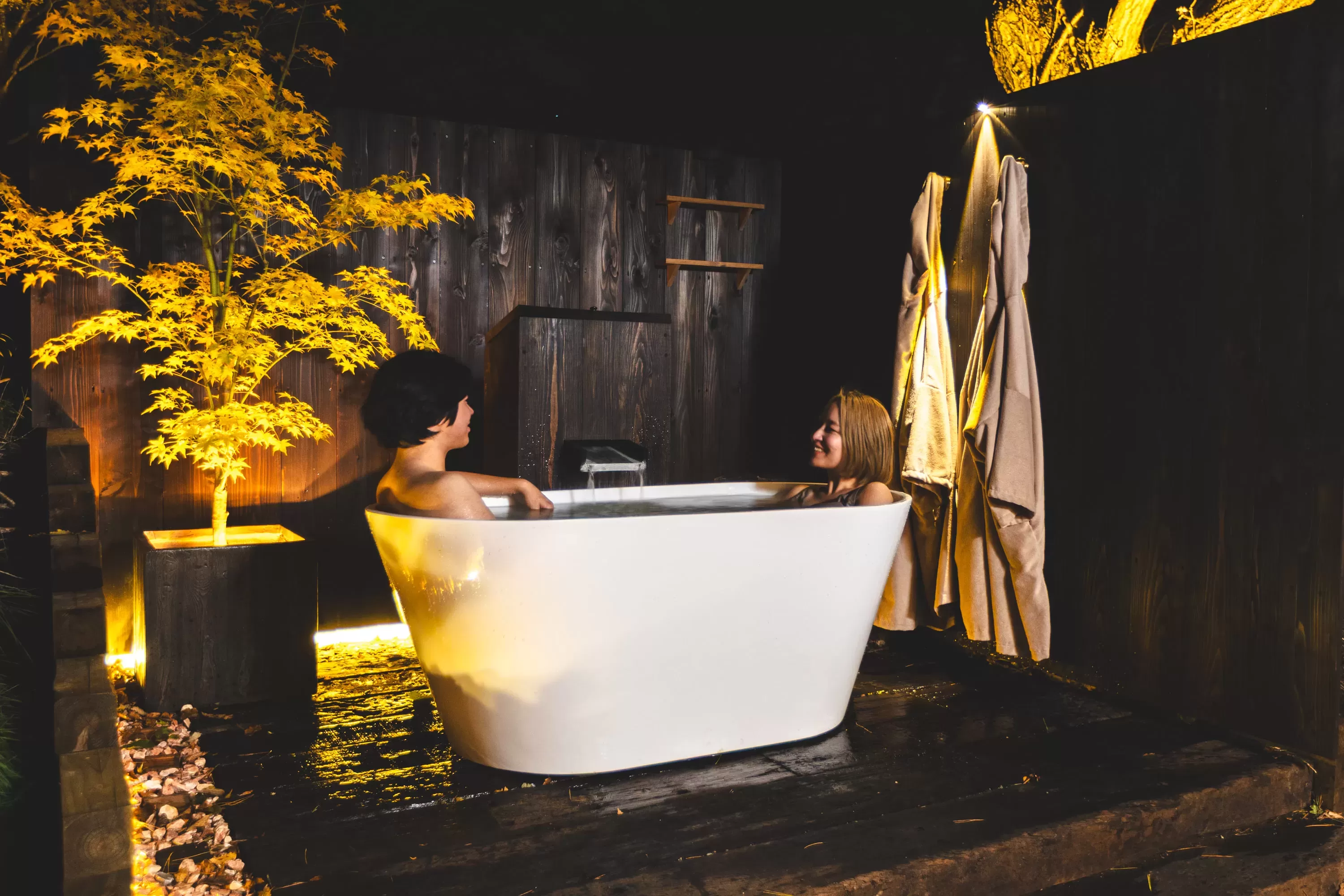 客棟付き温泉露天風呂 水着着用でご入浴ください