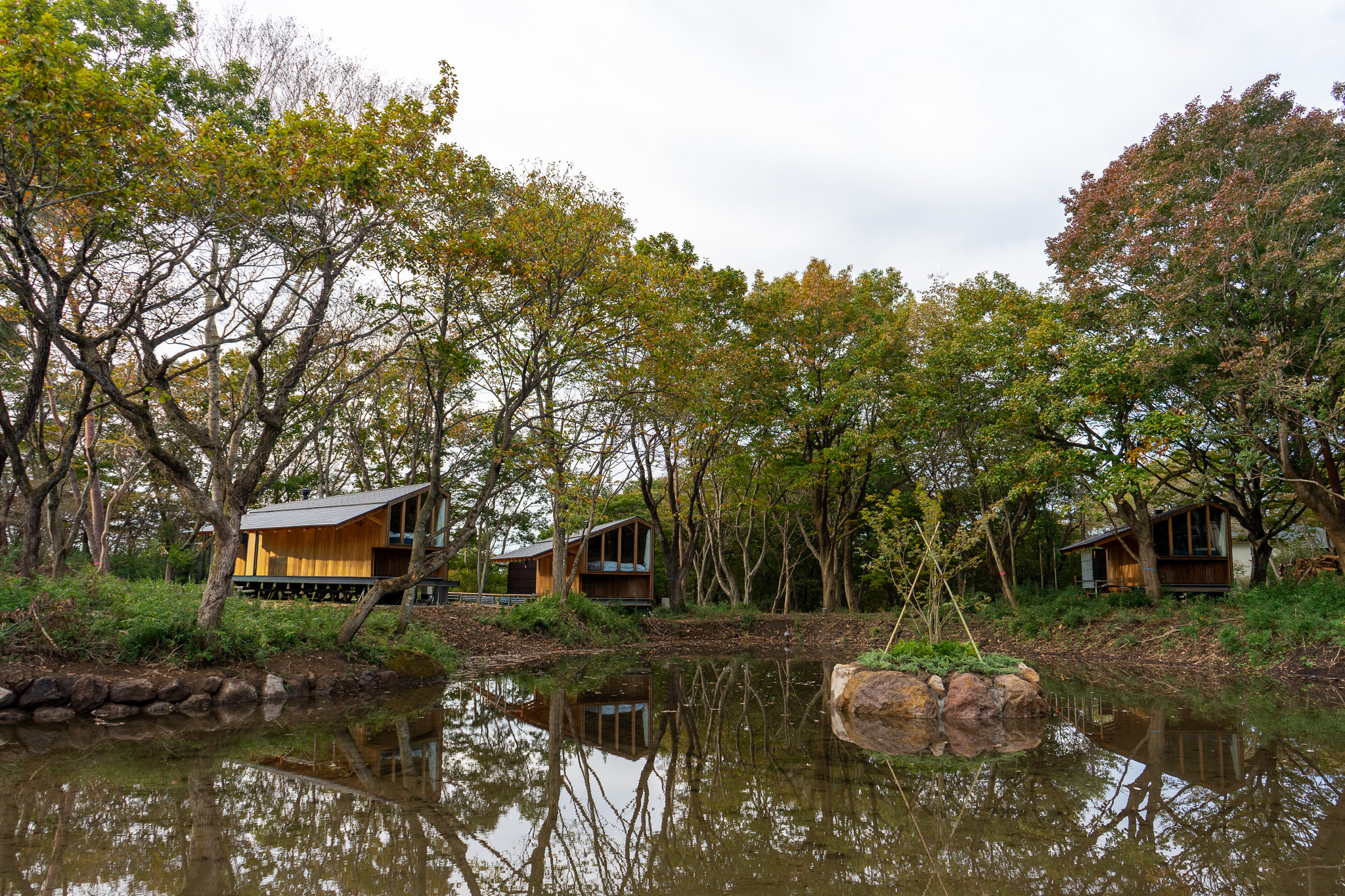 池を囲むEarthboat