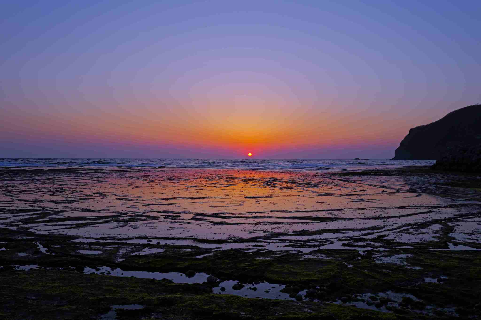 村の漁港からは海に沈む夕陽も