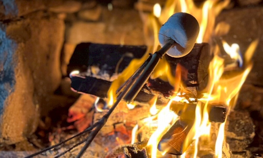 食事の終わりに合わせてお庭の暖炉に着火します