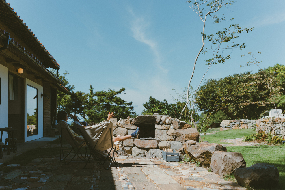 トスカーナ風の石造り庭園には薪窯暖炉も