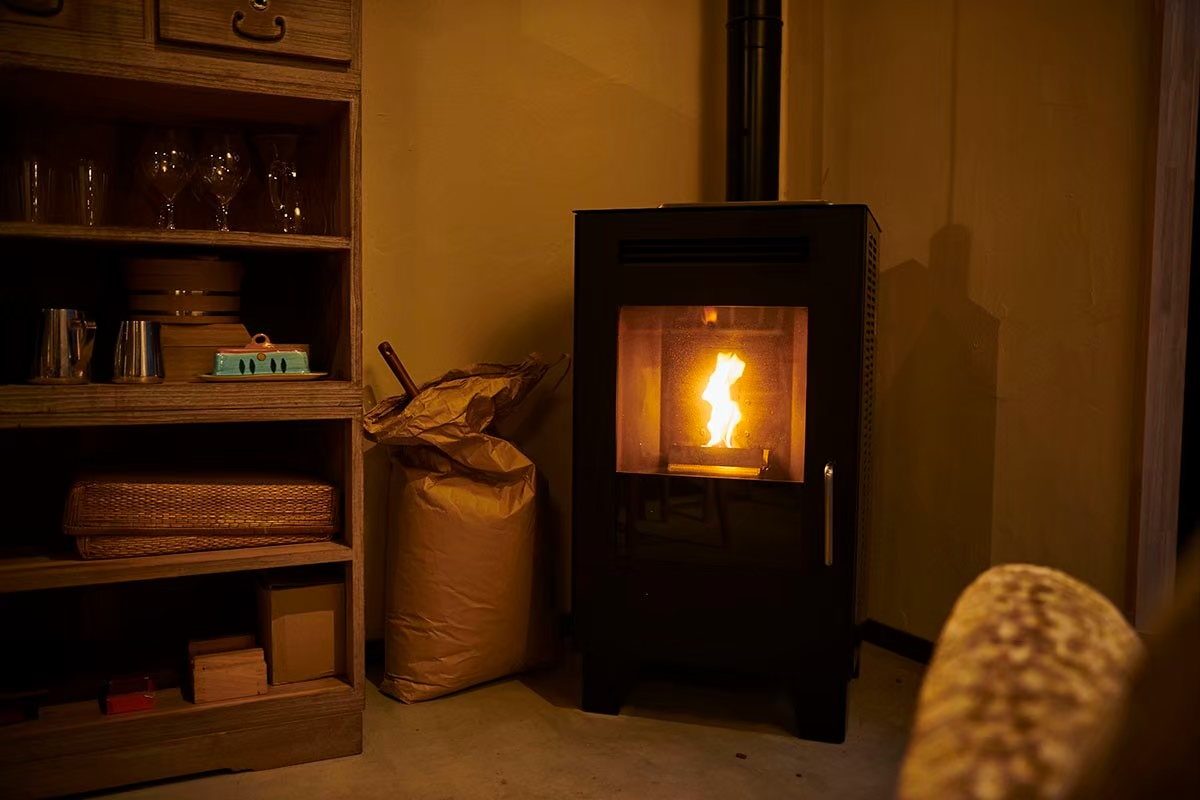 冬場にはペレットストーブに点火