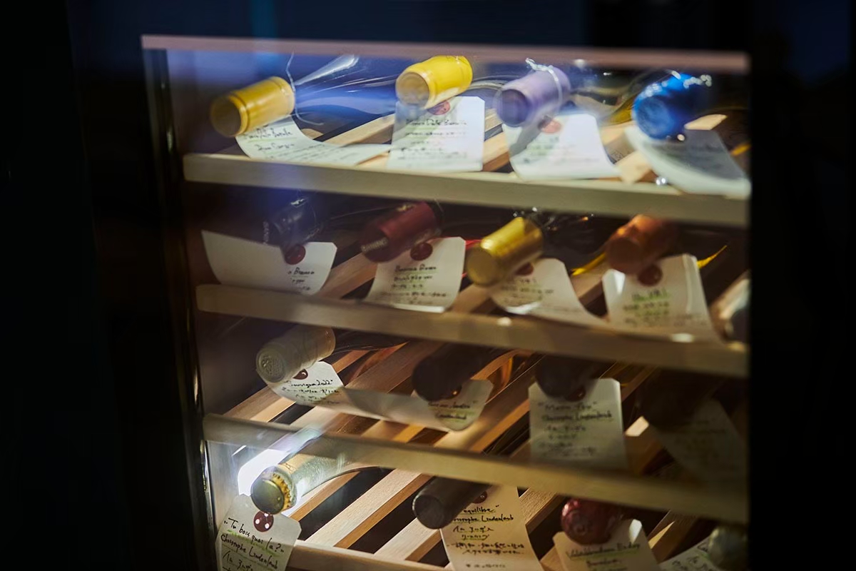 お部屋のワインセラーからお好みの一本をお選びいただくことも（有料）