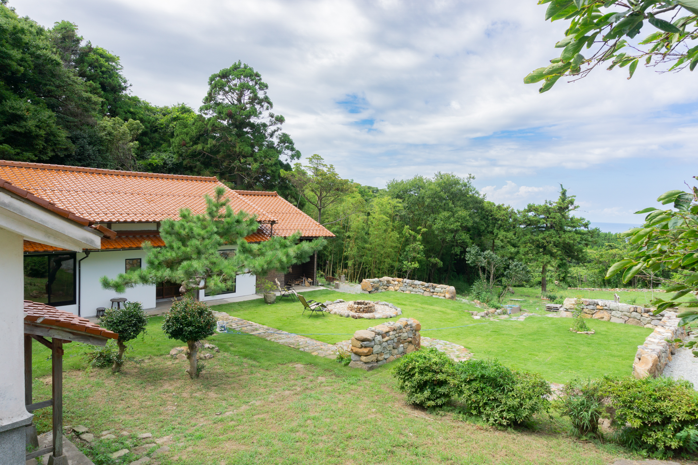 敷地3000平米の高台の土地からは海を見下ろす景色も