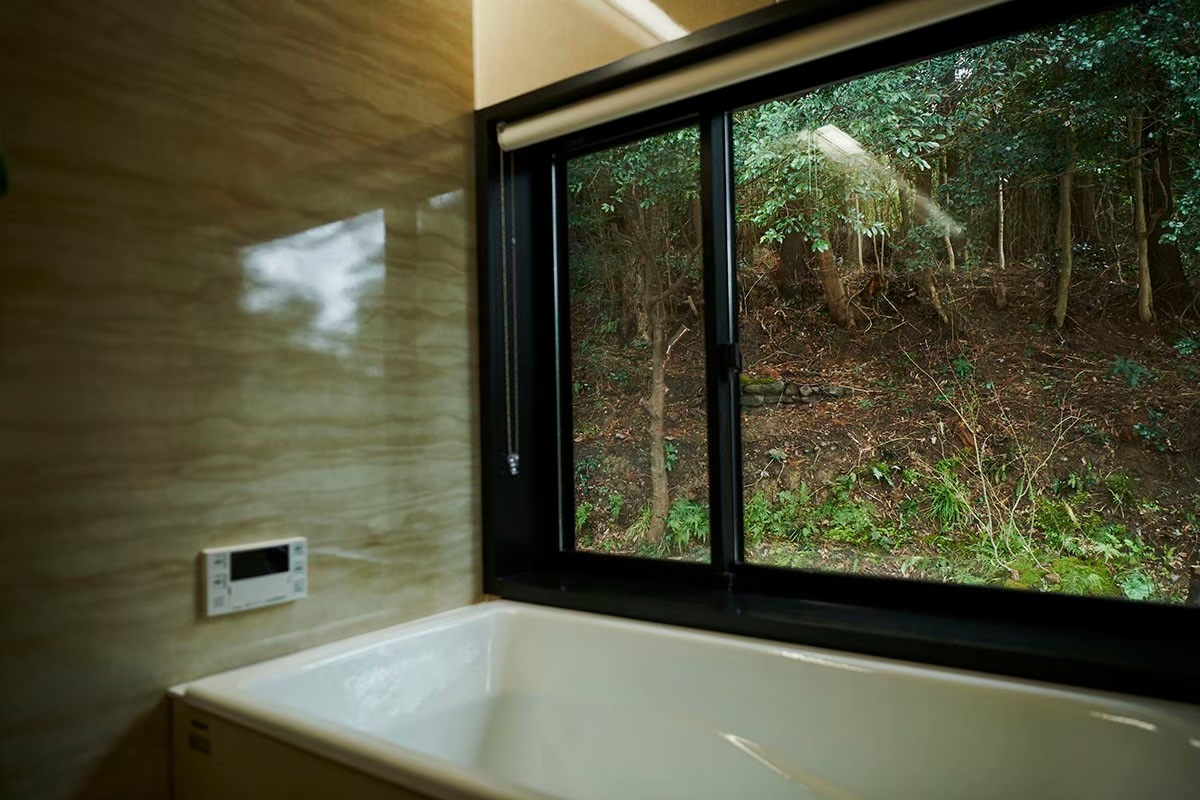 裏庭を眺めながらのバスタイム