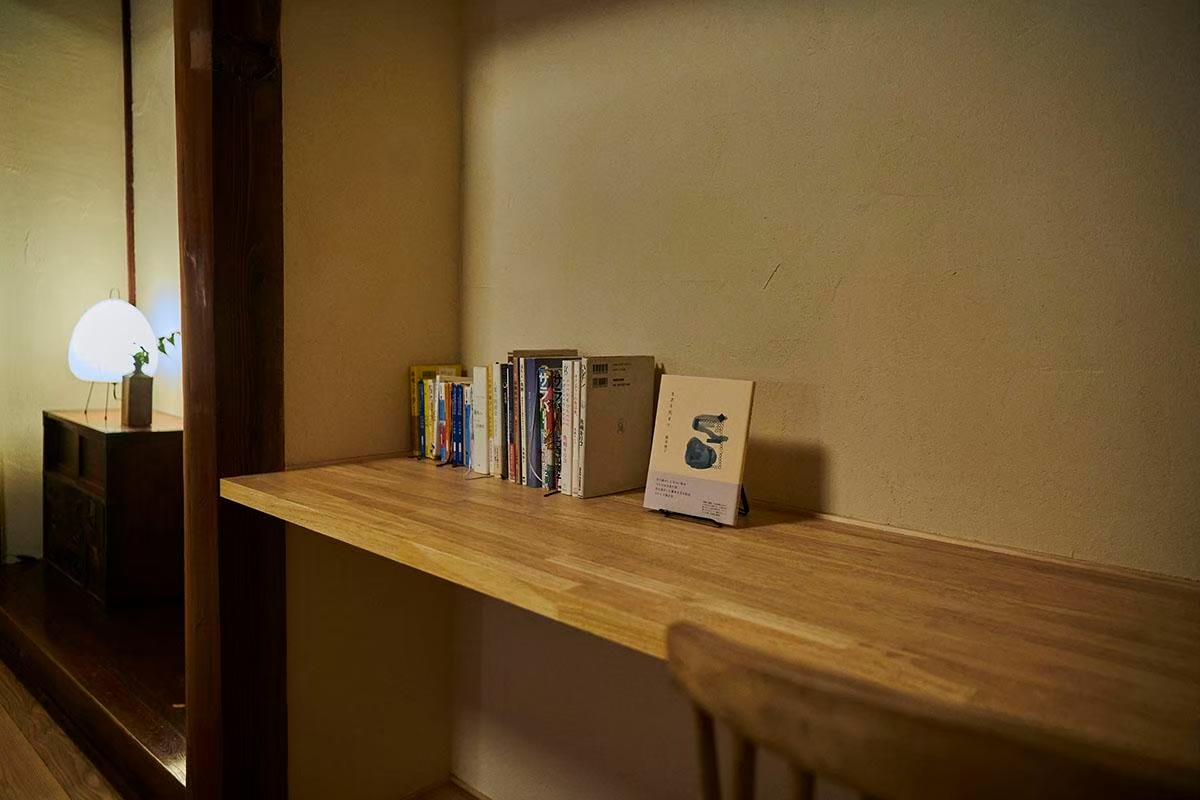 読書でゆっくりお過ごしいただけるよう本棚のご用意も