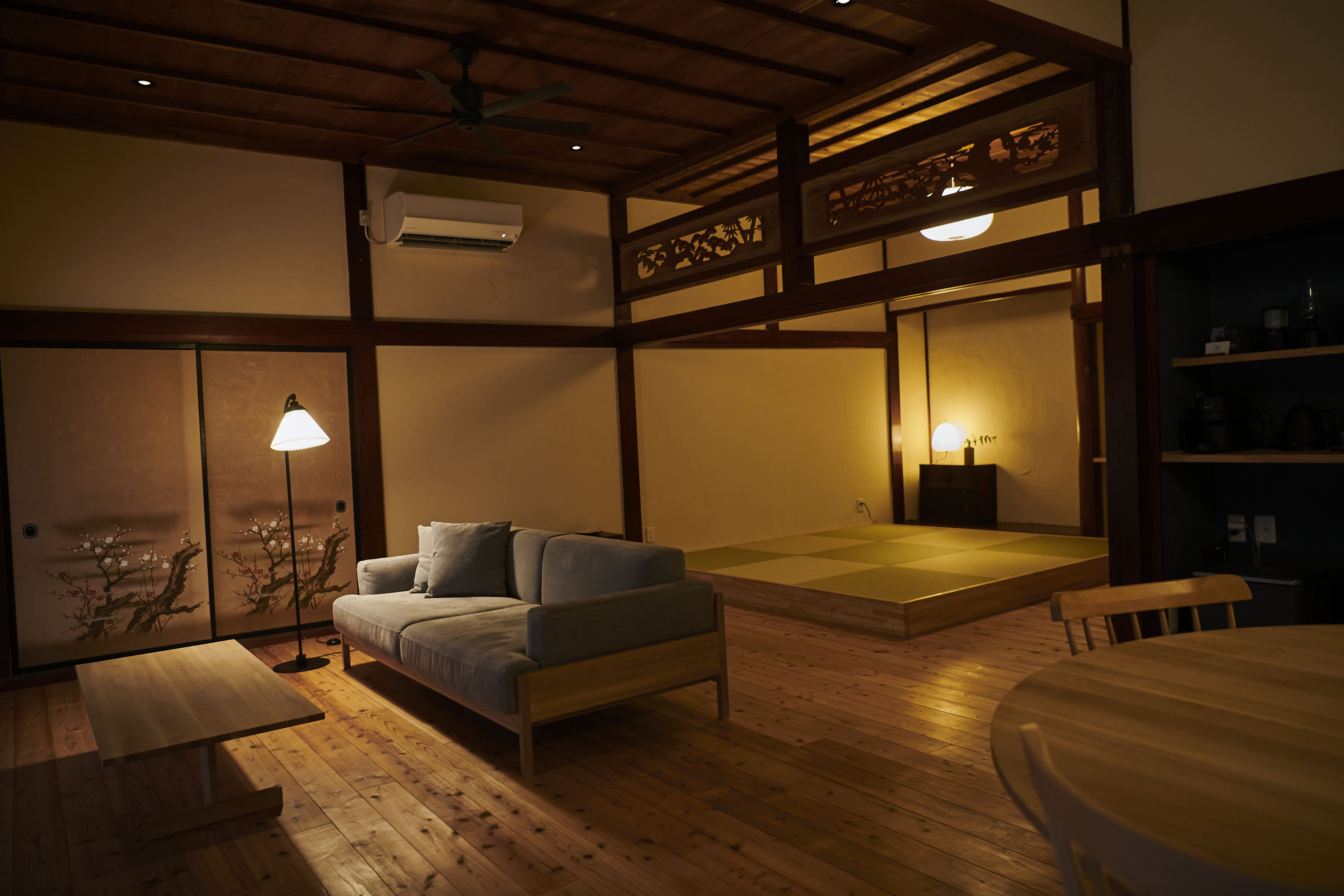 和の雰囲気とモダンなアイデアを融合させたリビングルーム