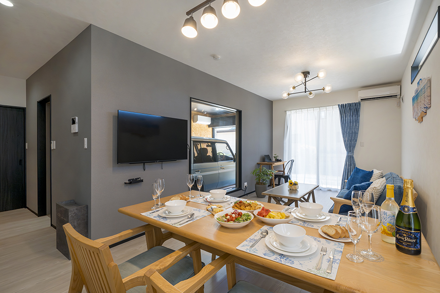 ゆったりくつろげる大きなダイニングテーブルで家族でグループで団らんが楽しめます♪