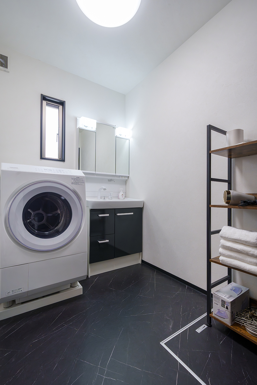 広々脱衣所、洗濯機も安心のドラム式乾燥機