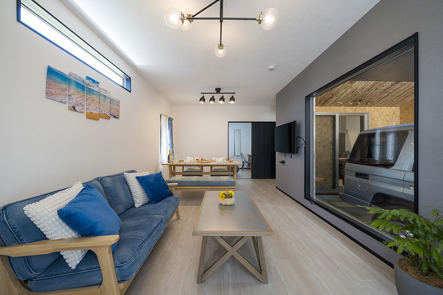 広々としたリビングからインナーガレージに停めた愛車が楽しめます♪スマートテレビ、Wifiも装備でゆっくりくつろげます