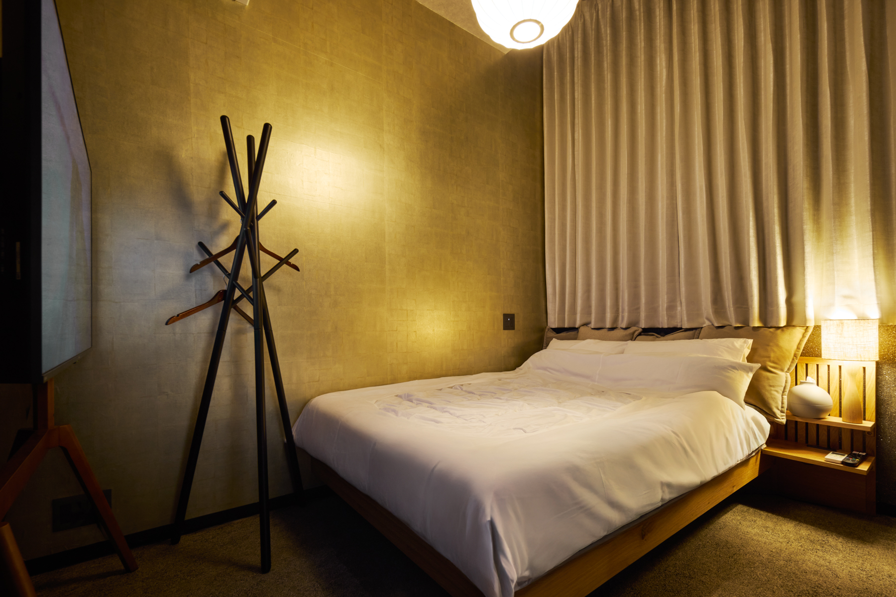 もう一つのベッドルーム。入り口を入ってすぐ。階段を少し降りたところにあるベッドルーム。ダブルベッド1台設置。