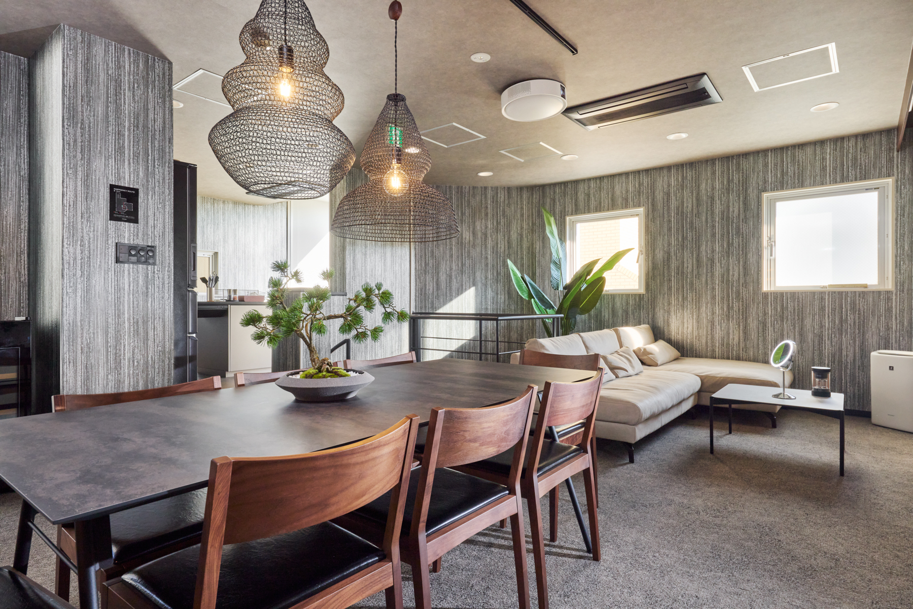 ダイニングテーブルとリビングスペース