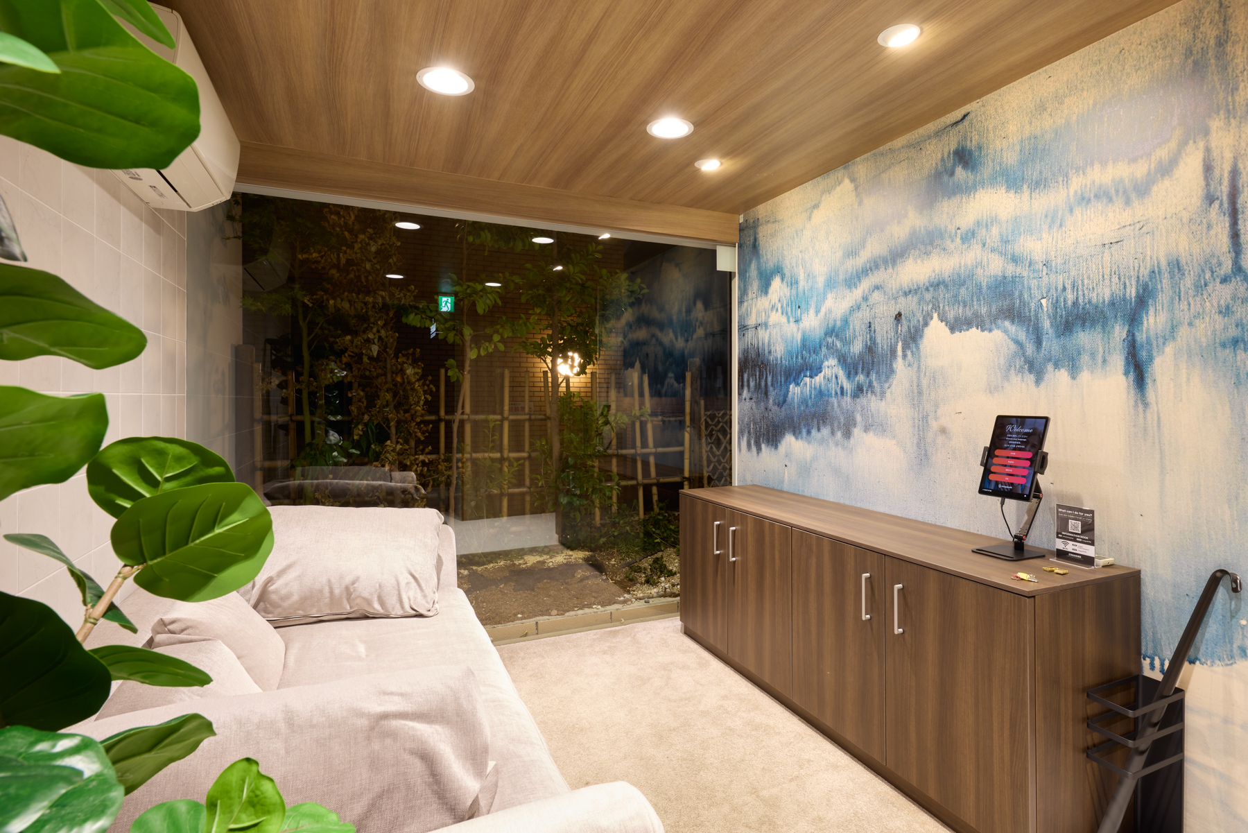 夜の室内（エントランス）