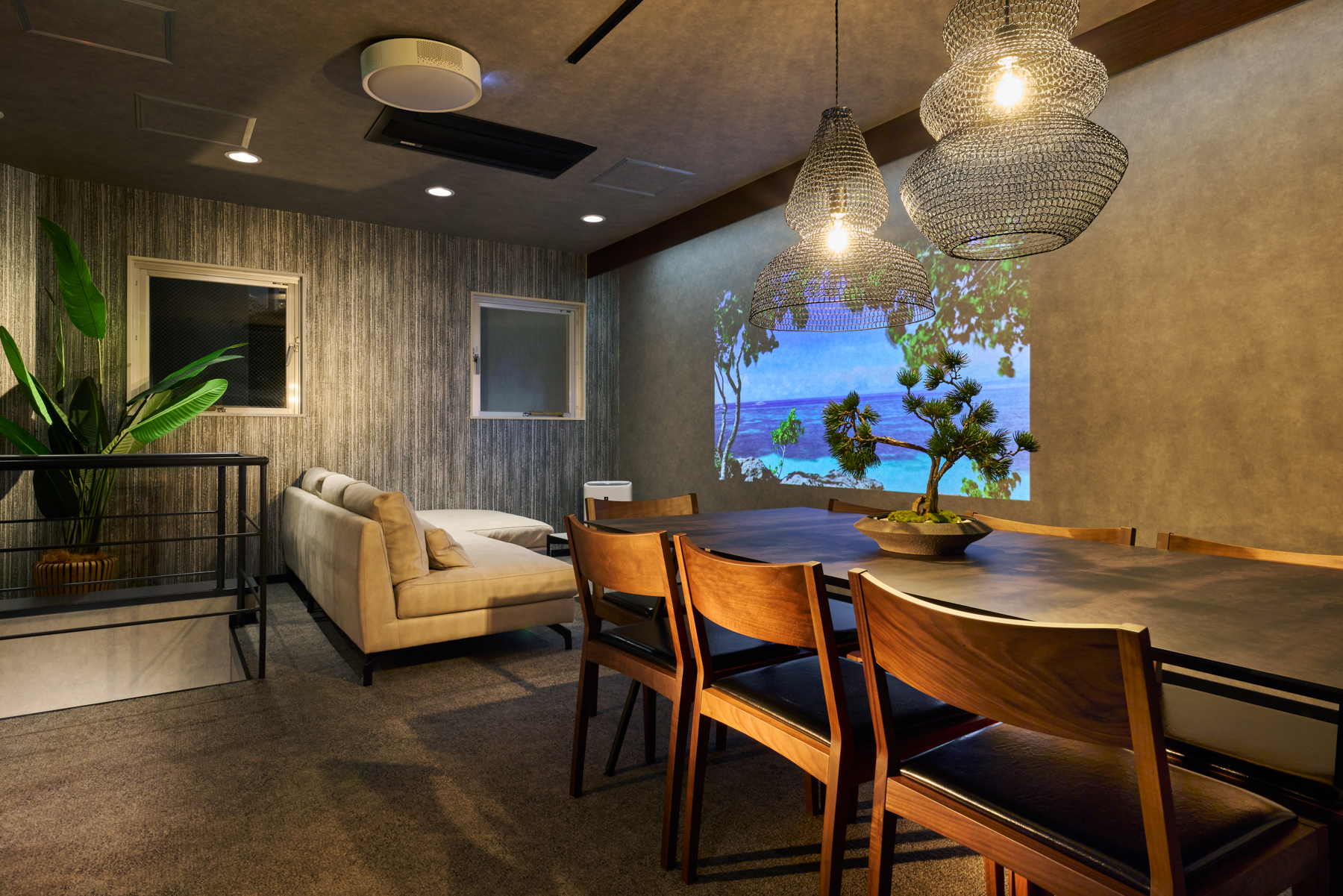 ２Ｆリビングスペースの頭上にはpopIn Aladdinのプロジェクターを設置。リビングのソファーでゆったりと大画面で映画を楽しむなんて時間もよいですね。