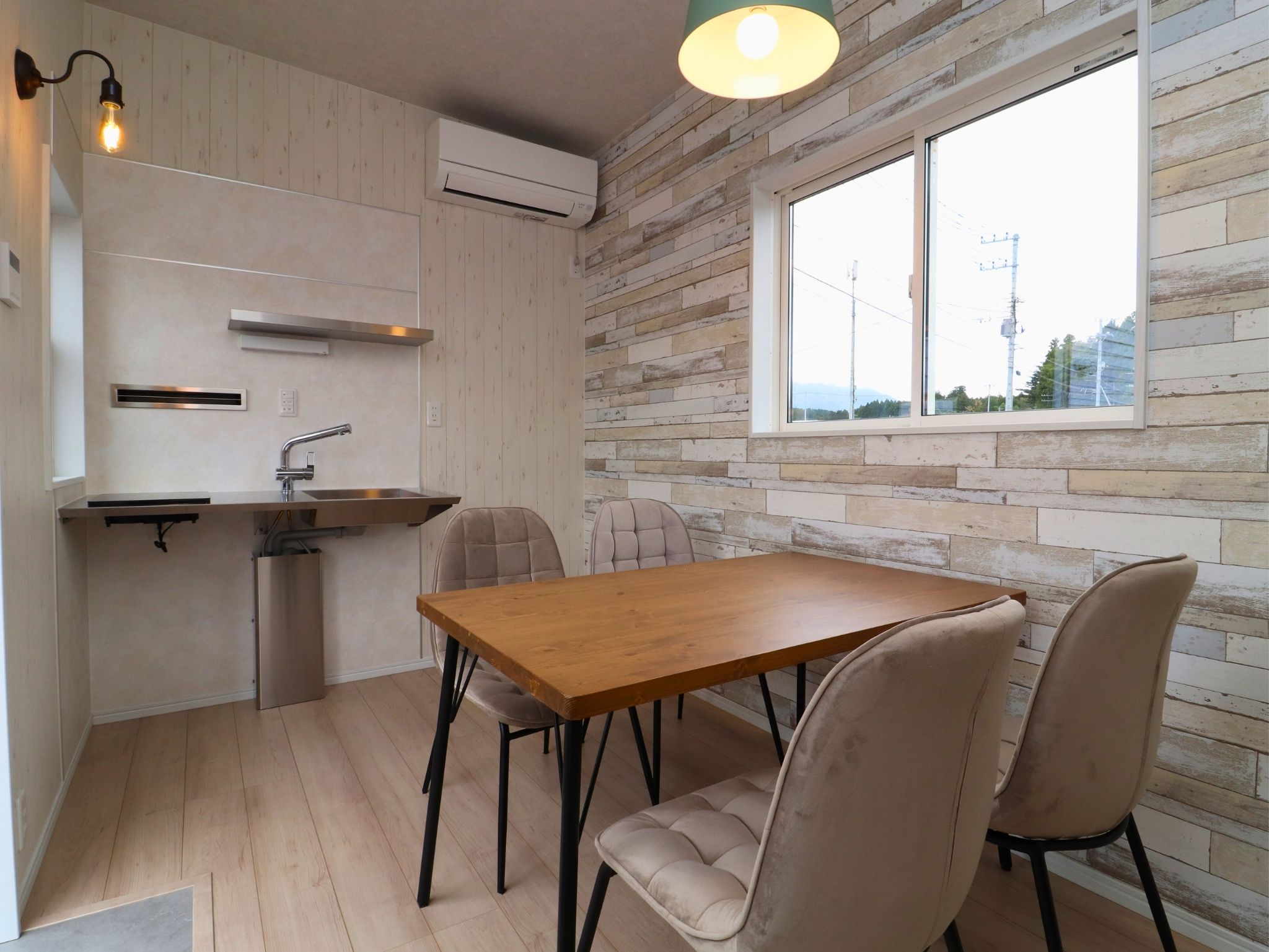 ウッドテイストで統一した落ち着きのある洋室タイプ。リビングと寝室を分けた間取りでくつろぎとプライバシーの両立を実現しています。