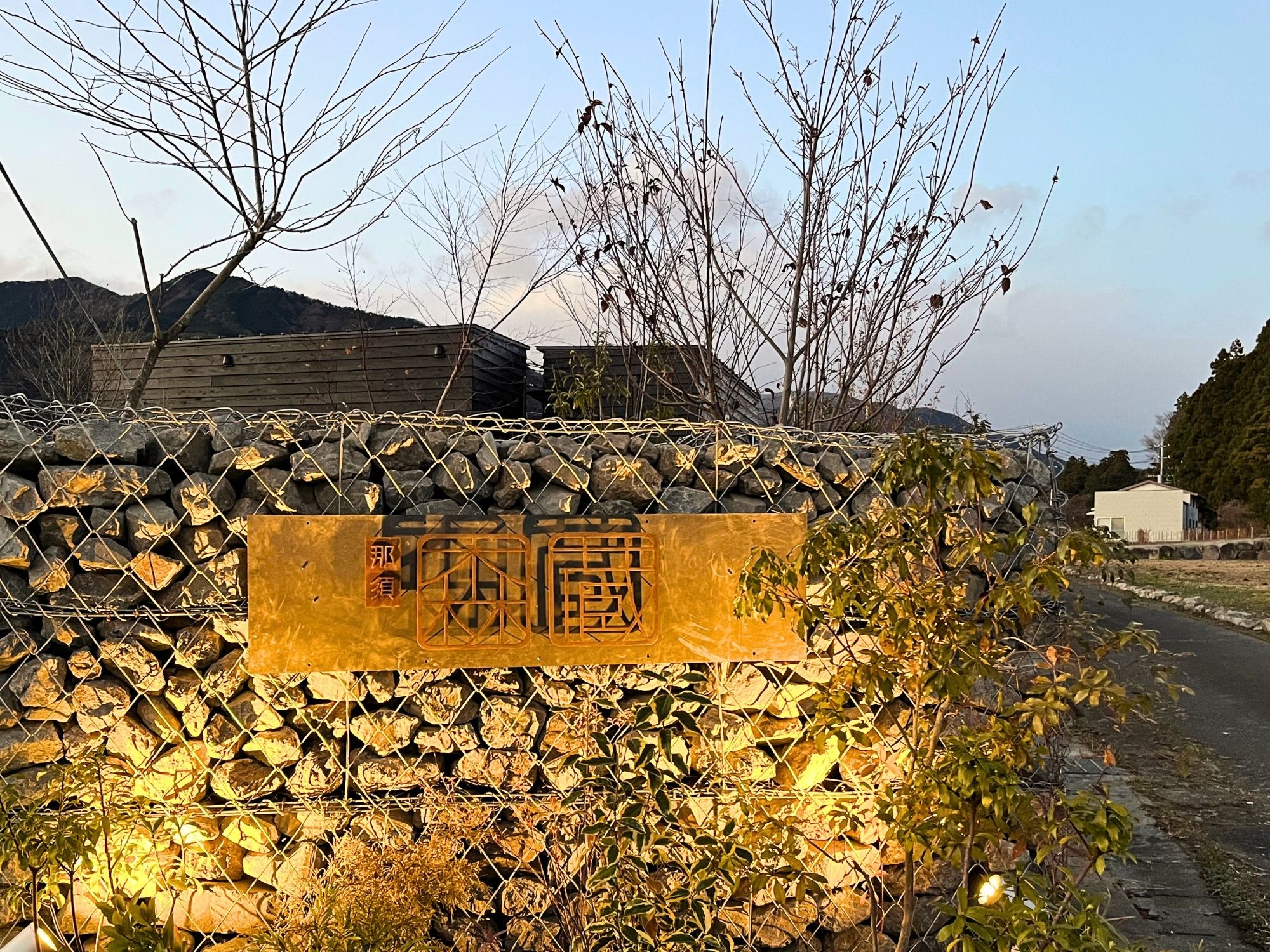 日没後はやわらかな明かりでライトアップ