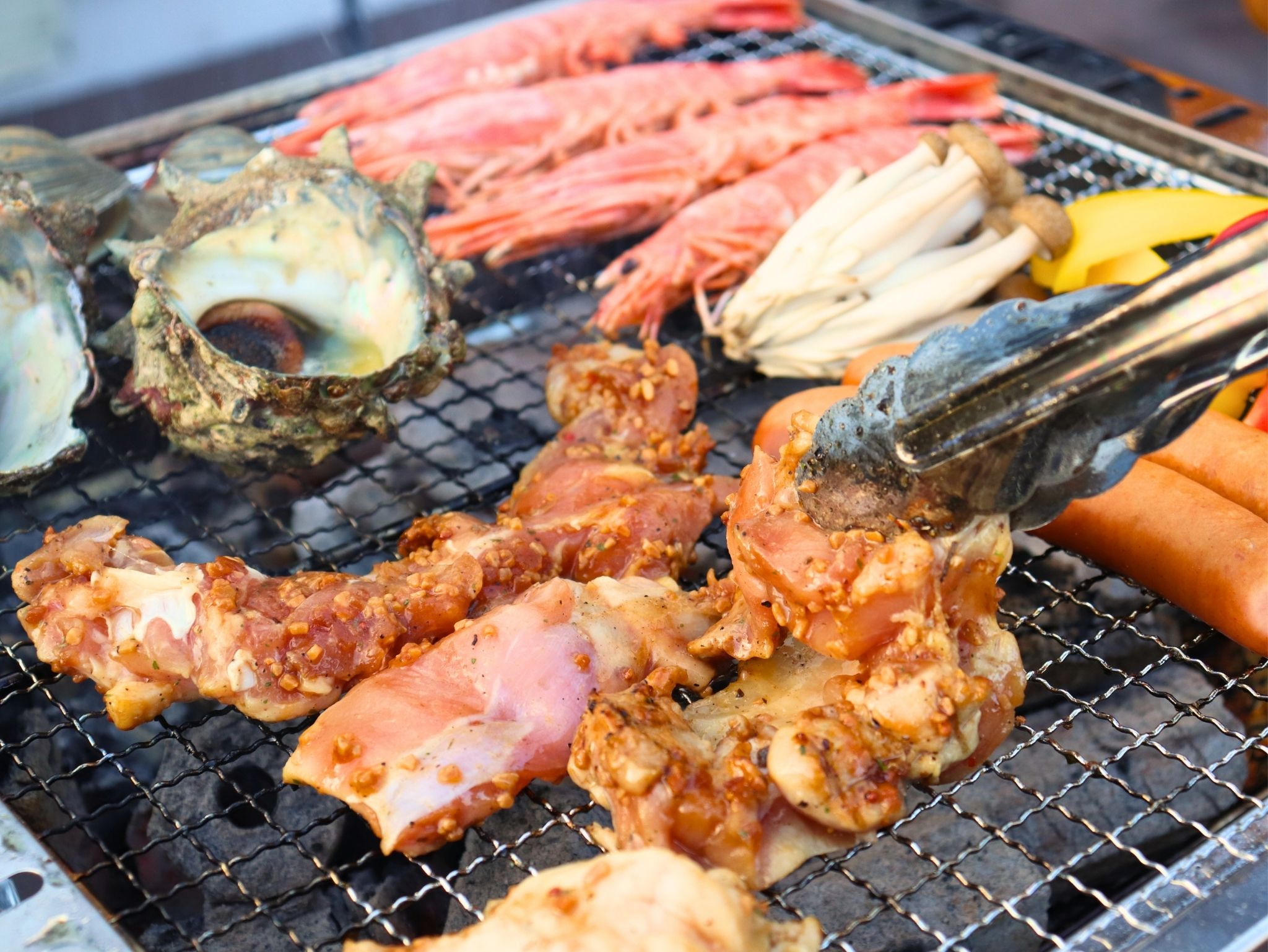 火を起こすワクワク感、炭火の香ばしい香り、焼き上がる音。地元食材を活かしたグランピングディナーを五感でお楽しみください。